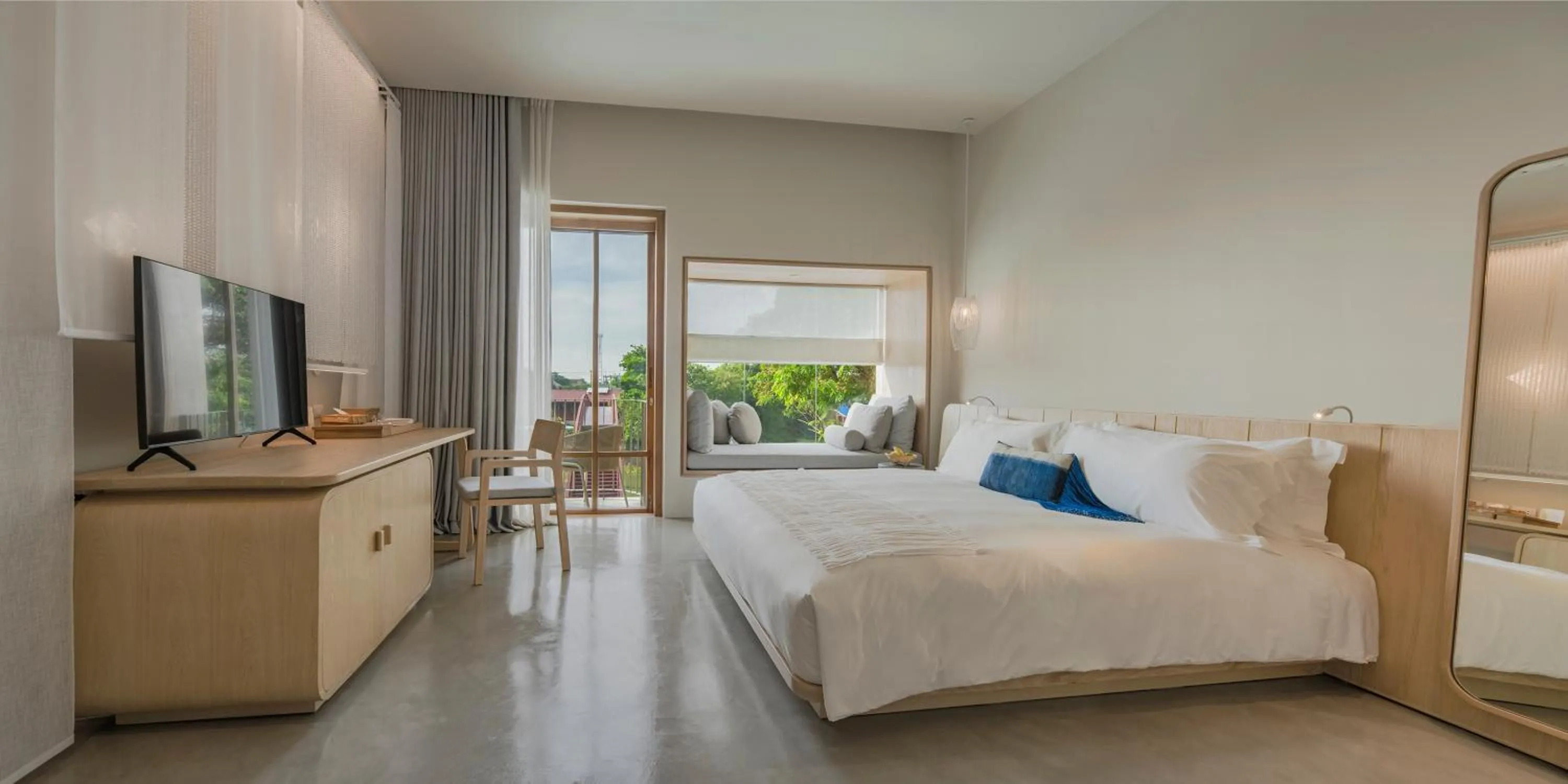 Photo of the whole room, Bed in Sala Bang Pa-In