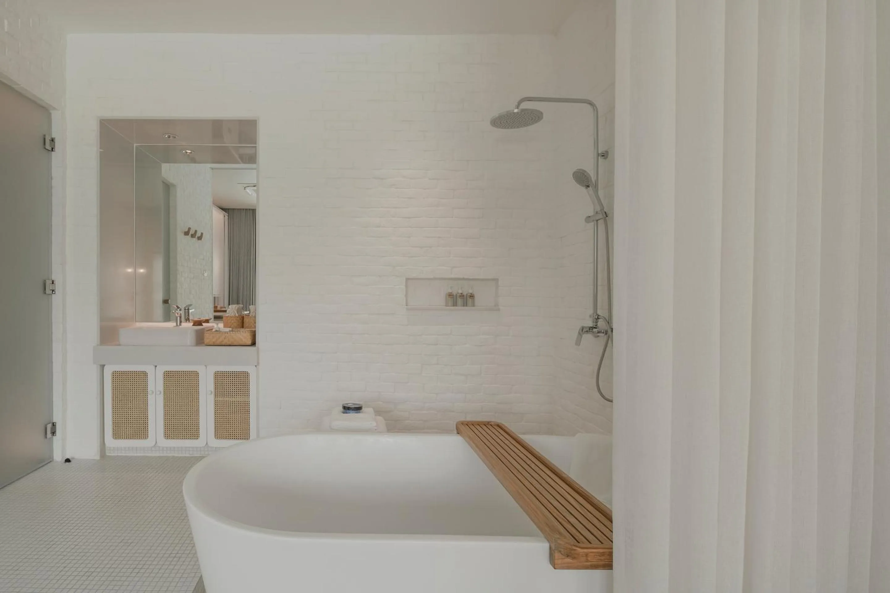 Shower in Sala Bang Pa-In