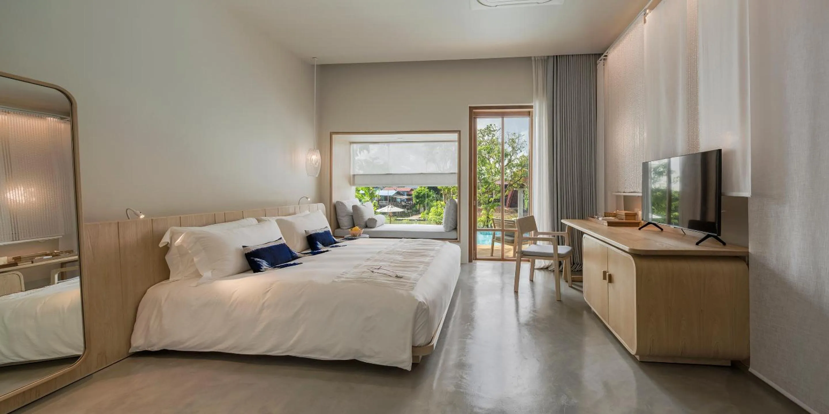 Photo of the whole room, Bed in Sala Bang Pa-In