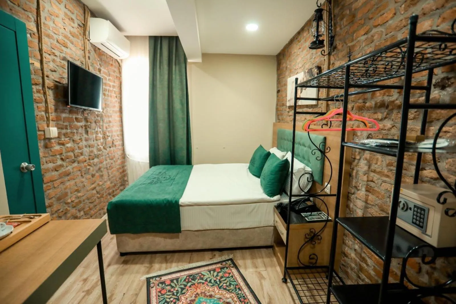 Bed in HASUNİ TAŞ HOTEL