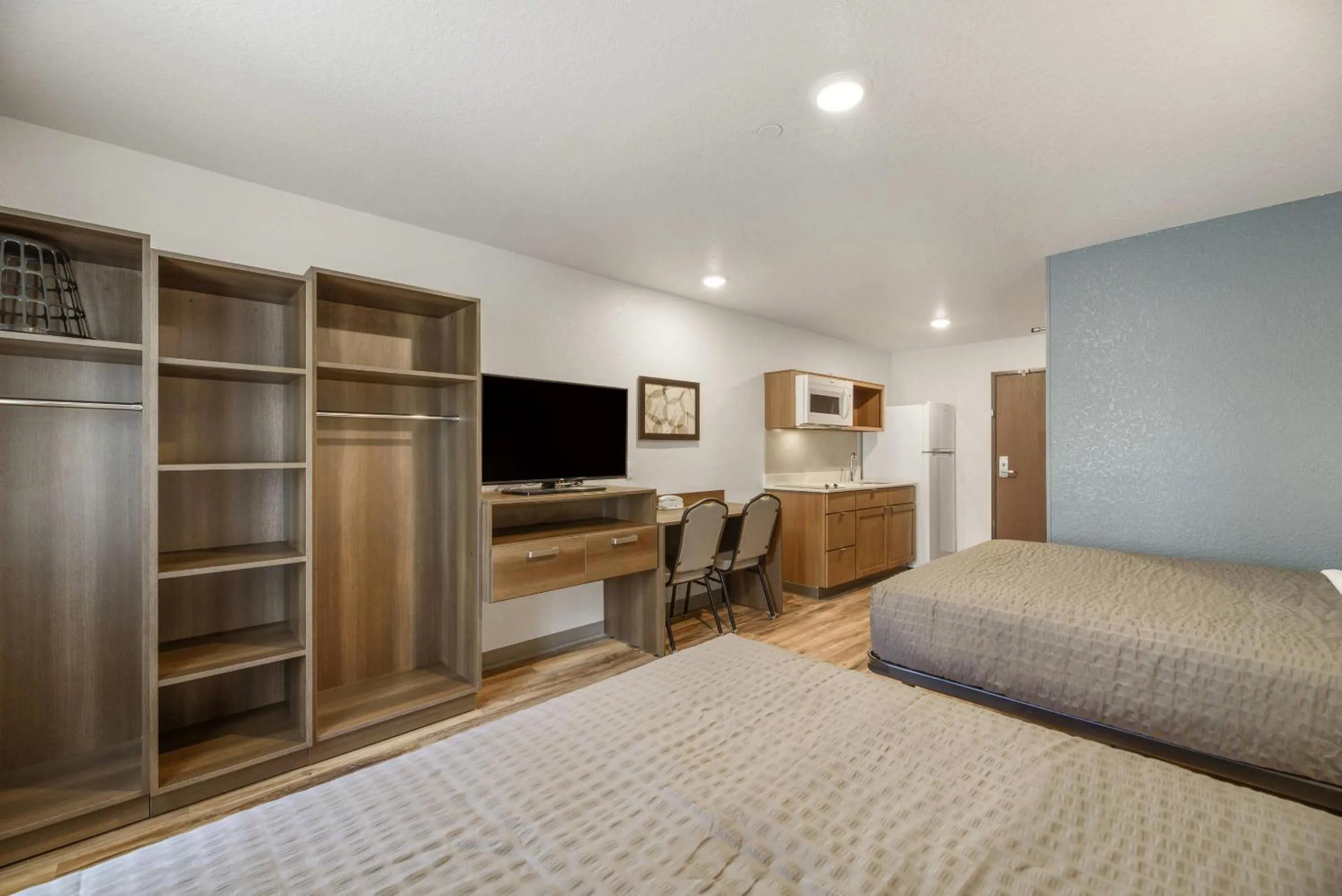 Bedroom, Bed in WoodSpring Suites Orlando I-4 & Convention Center