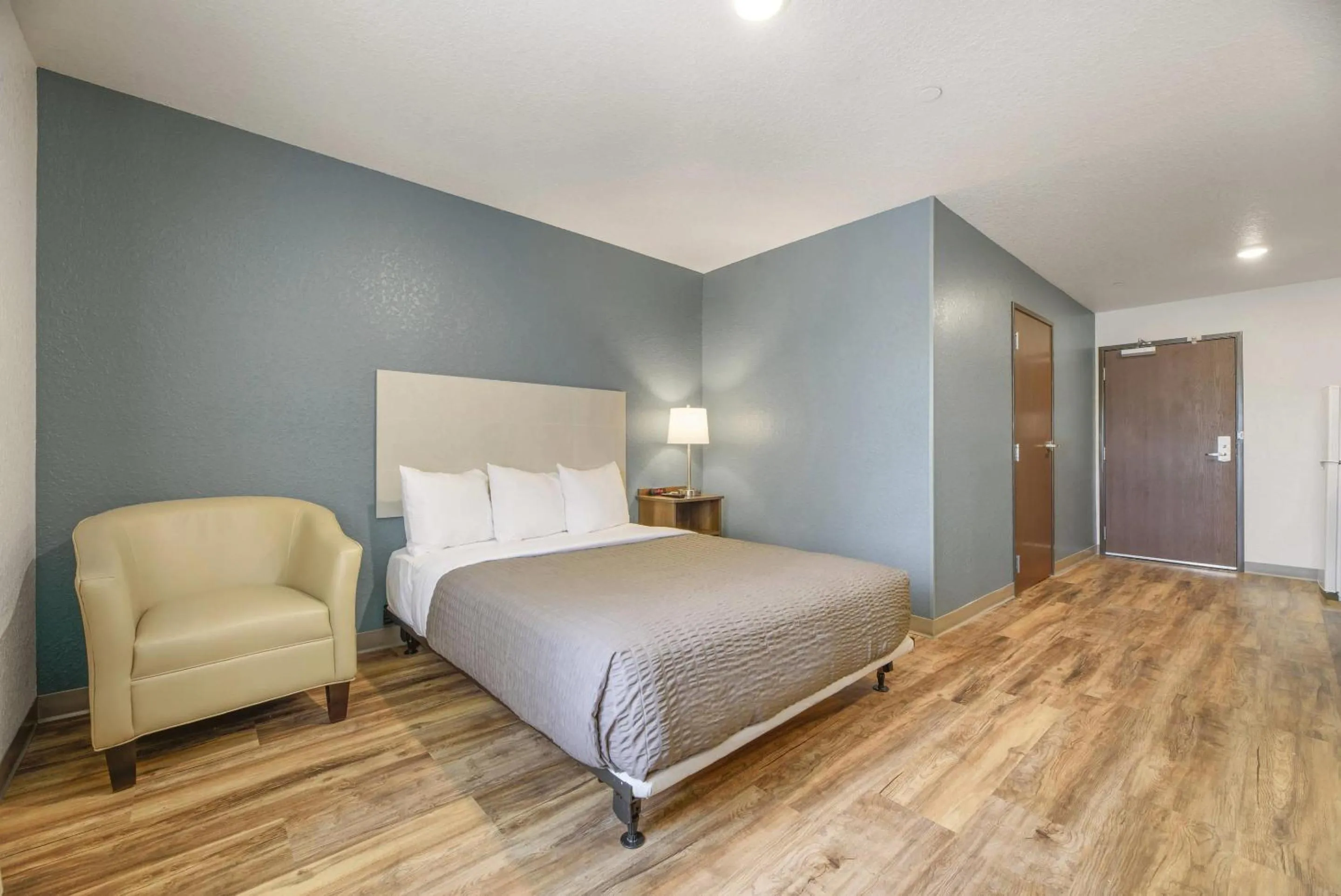 Bedroom, Bed in WoodSpring Suites Orlando I-4 & Convention Center
