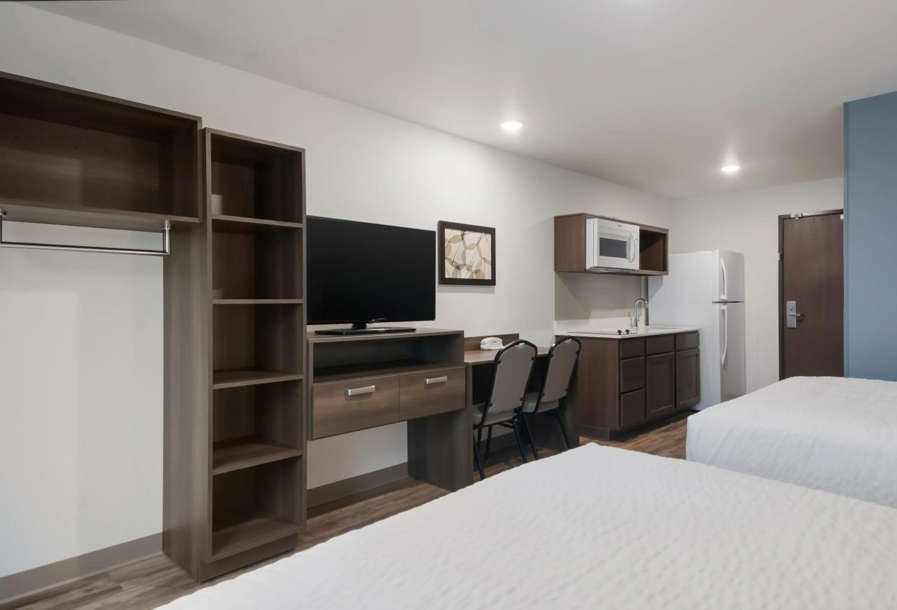 Photo of the whole room, Bed in WoodSpring Suites Orlando I-4 & Convention Center