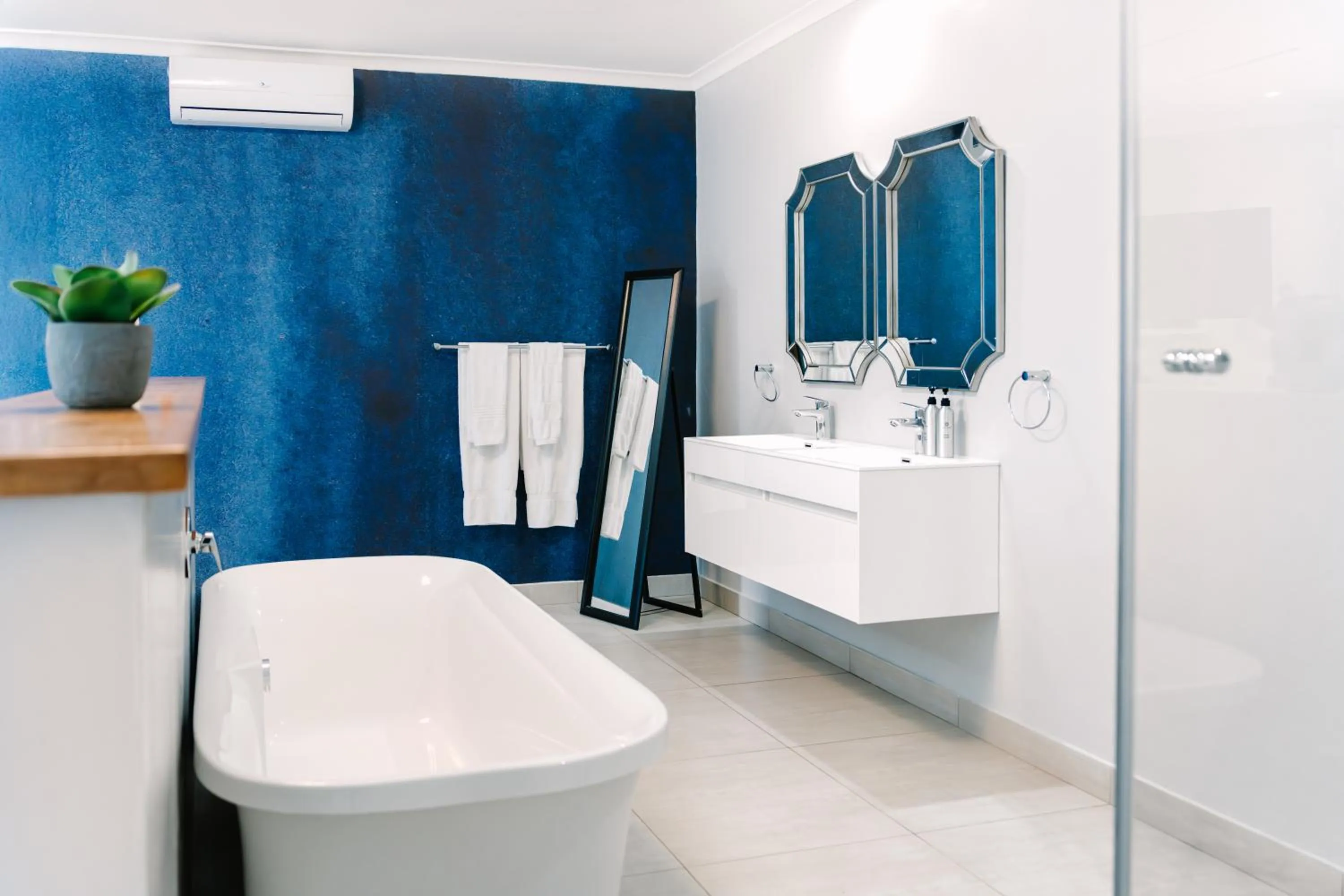 Bath in The Salene Hotel & Apartments