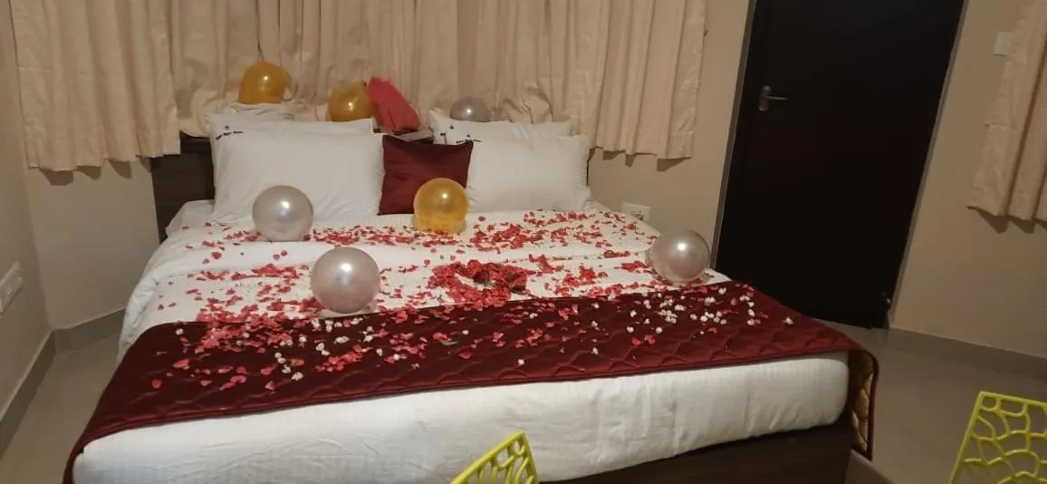 Bed in Bogar Palace Kodaikanal