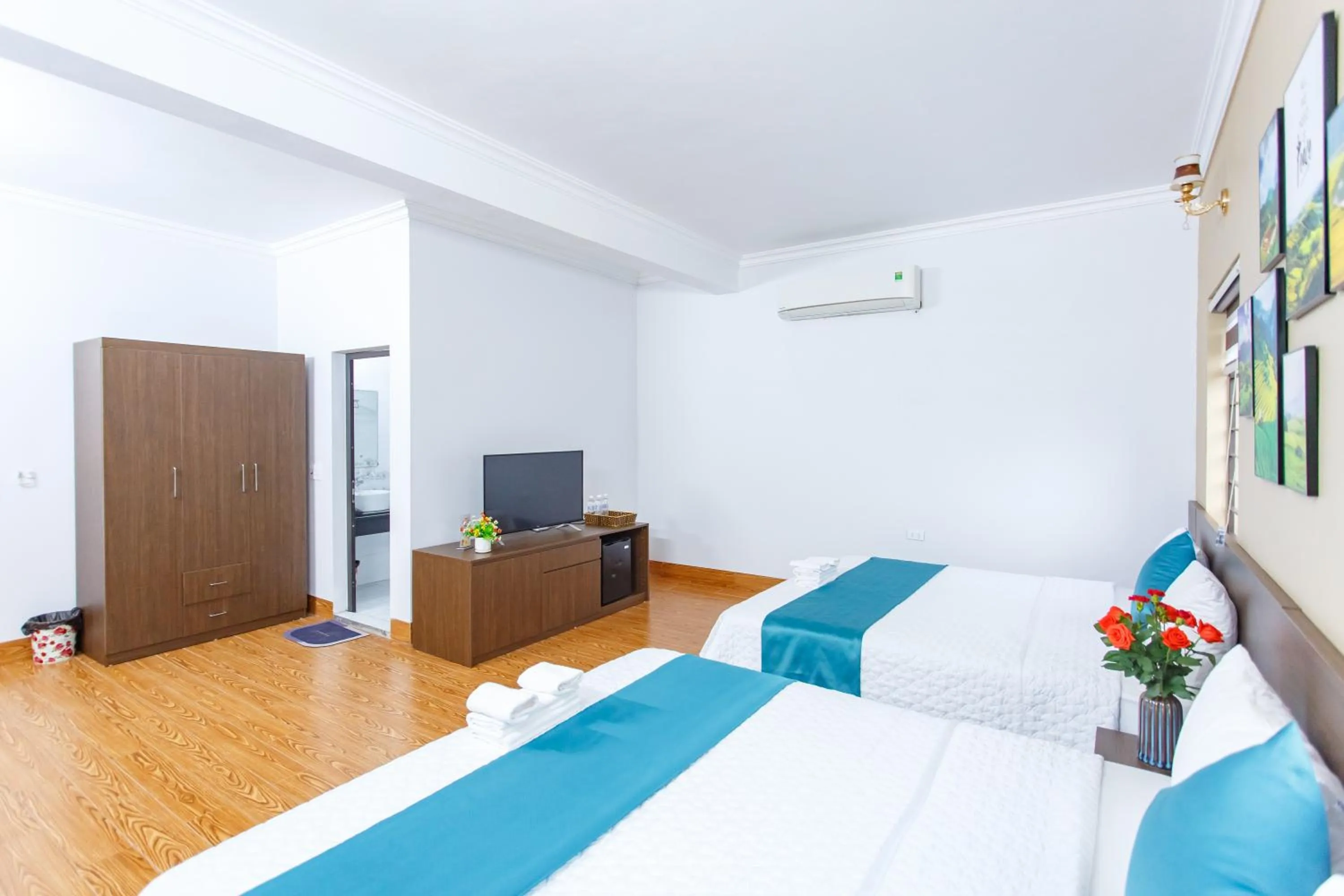 Bed in Blue Eyes Hotel