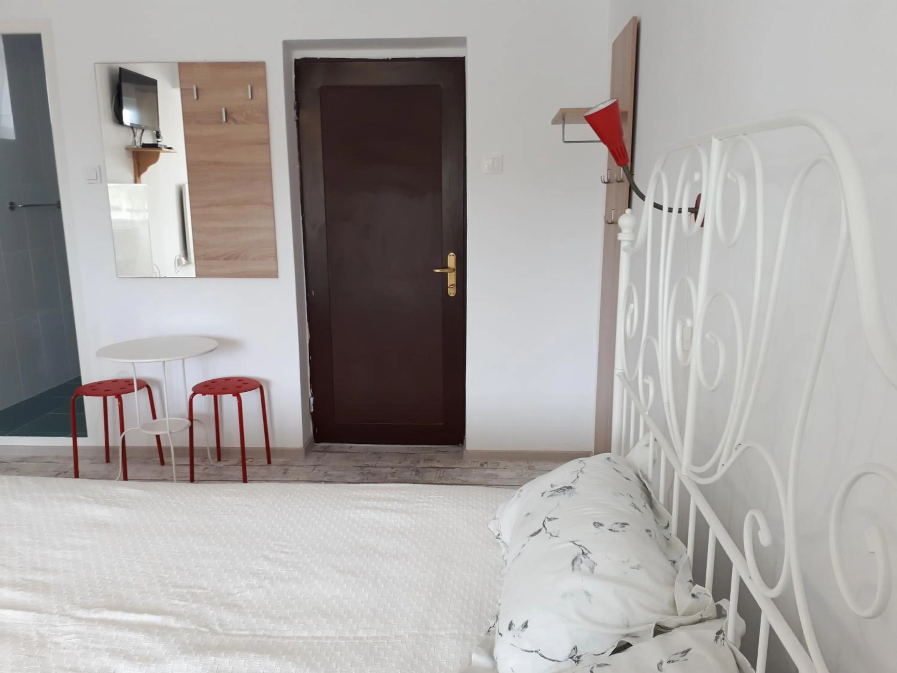 Photo of the whole room, Bed in Motel Traffic