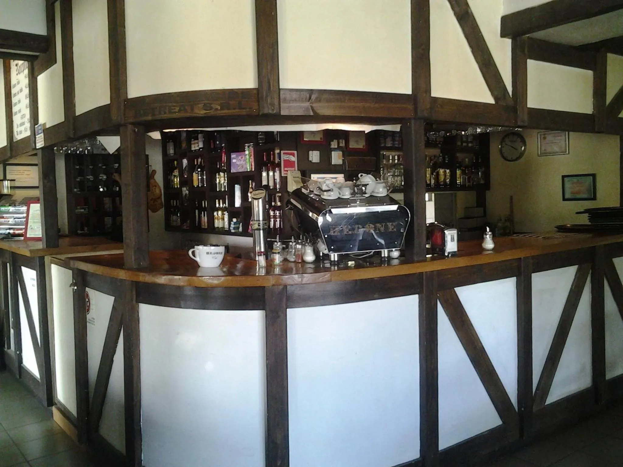 Food and drinks in Motel Traffic