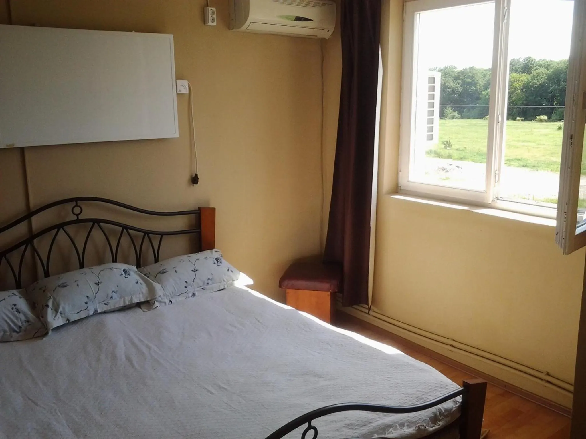 Bedroom, Bed in Motel Traffic