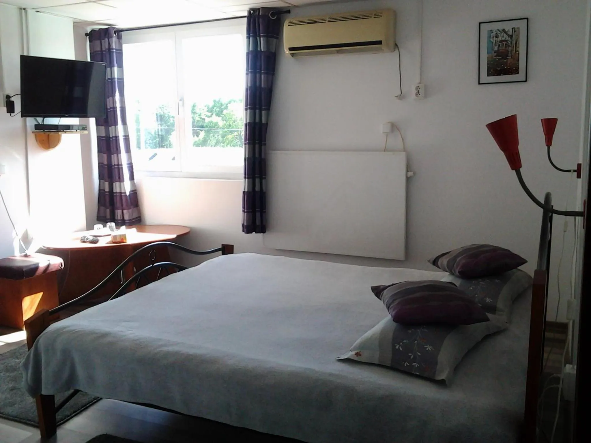 Bedroom, Bed in Motel Traffic