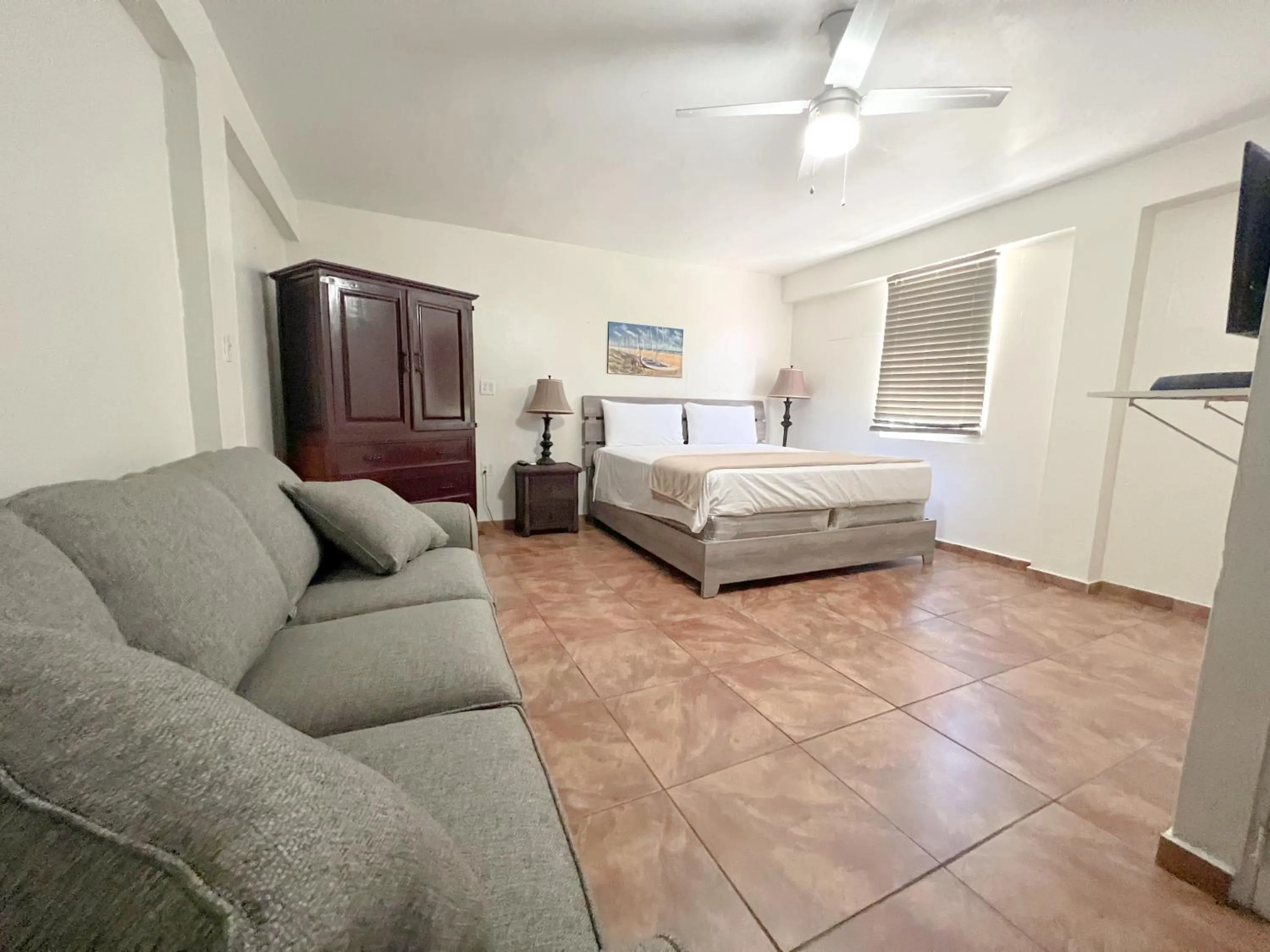 TV and multimedia in West Coast Inn's