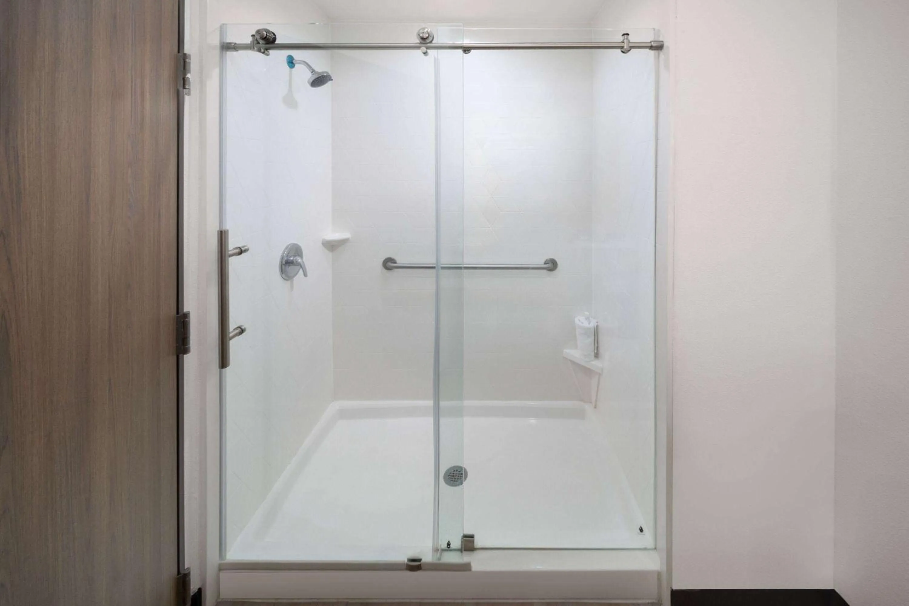 TV and multimedia in La Quinta Inn & Suites by Wyndham El Paso East Loop-375