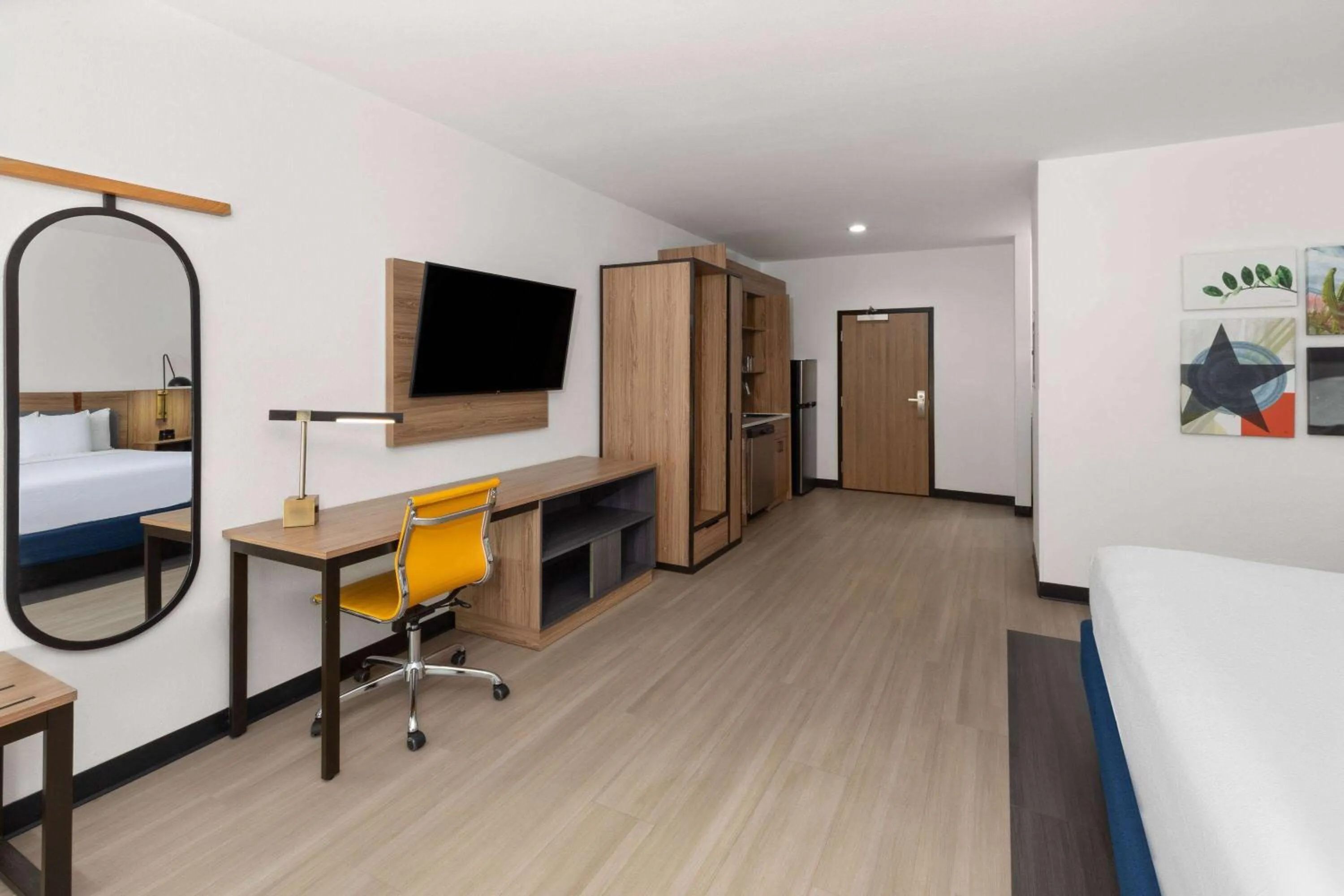 Photo of the whole room, Bed in La Quinta Inn & Suites by Wyndham El Paso East Loop-375