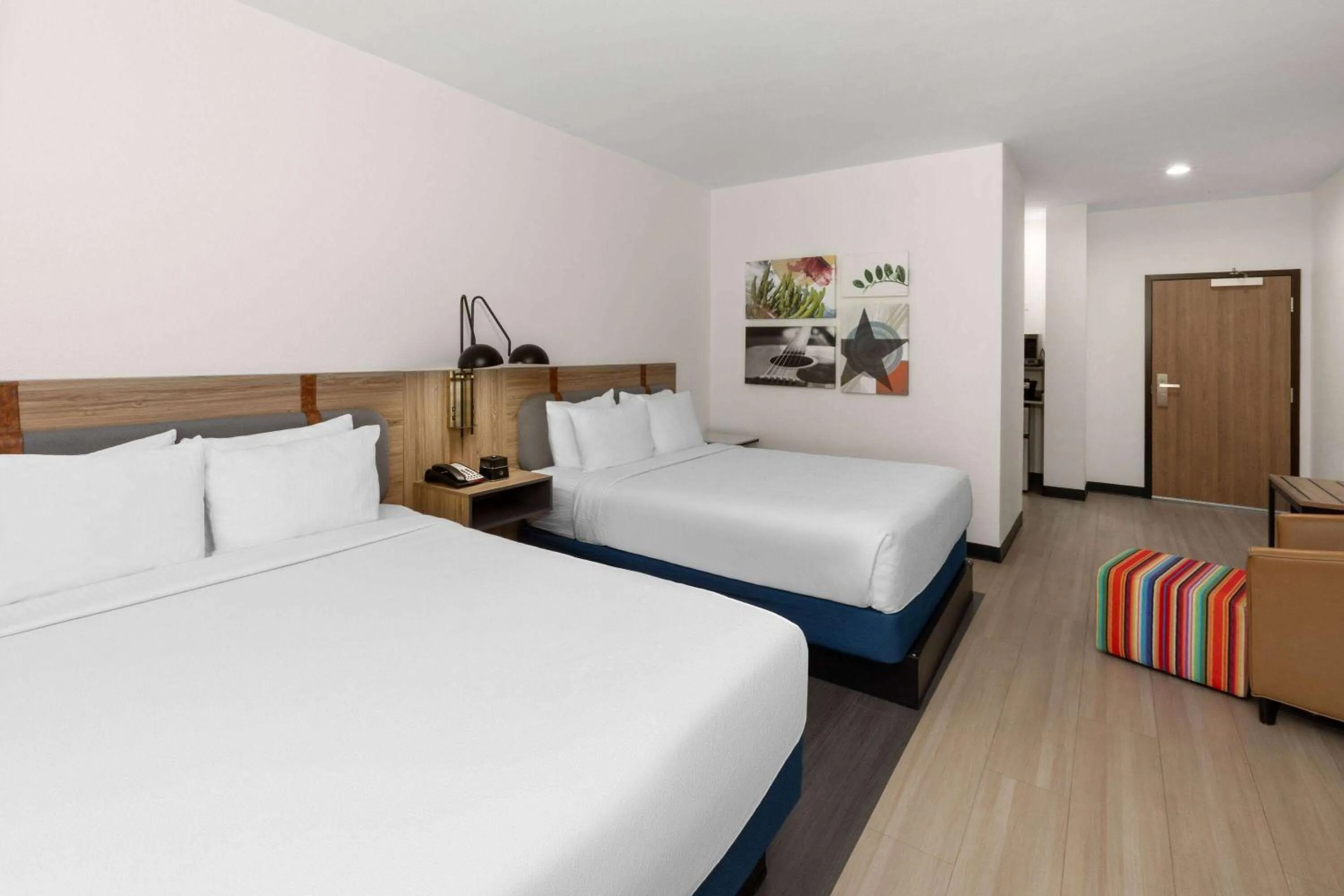 Photo of the whole room, Bed in La Quinta Inn & Suites by Wyndham El Paso East Loop-375