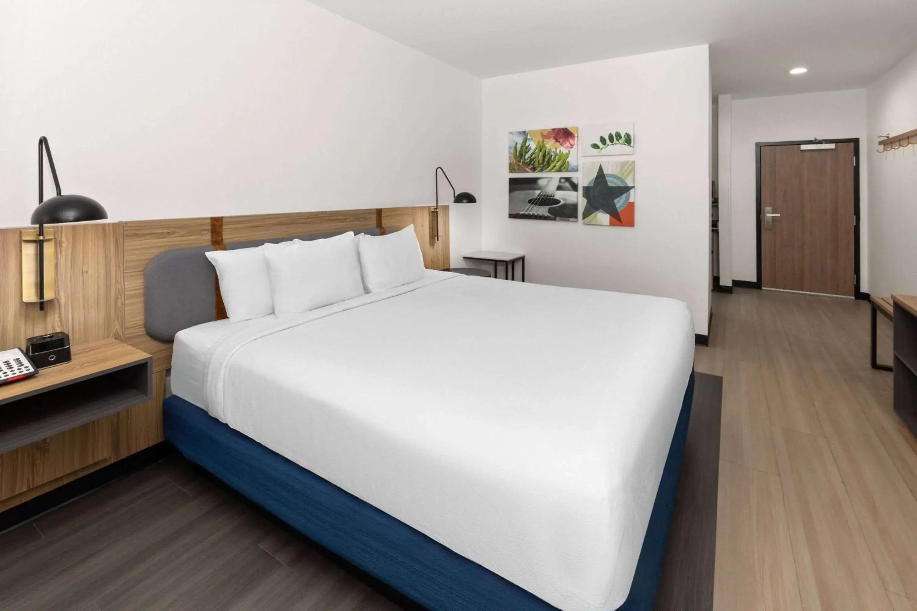 1 King Bed, Mobility Accessible Room, Bathtub w/ Grab Bars, Non-Smoking in La Quinta Inn & Suites by Wyndham El Paso East Loop-375 1 King Bed, Mobility Accessible Room, Bathtub w/ Grab Bars, Non-Smoking in La Quinta Inn & Suites by Wyndham El Paso East Loop-375