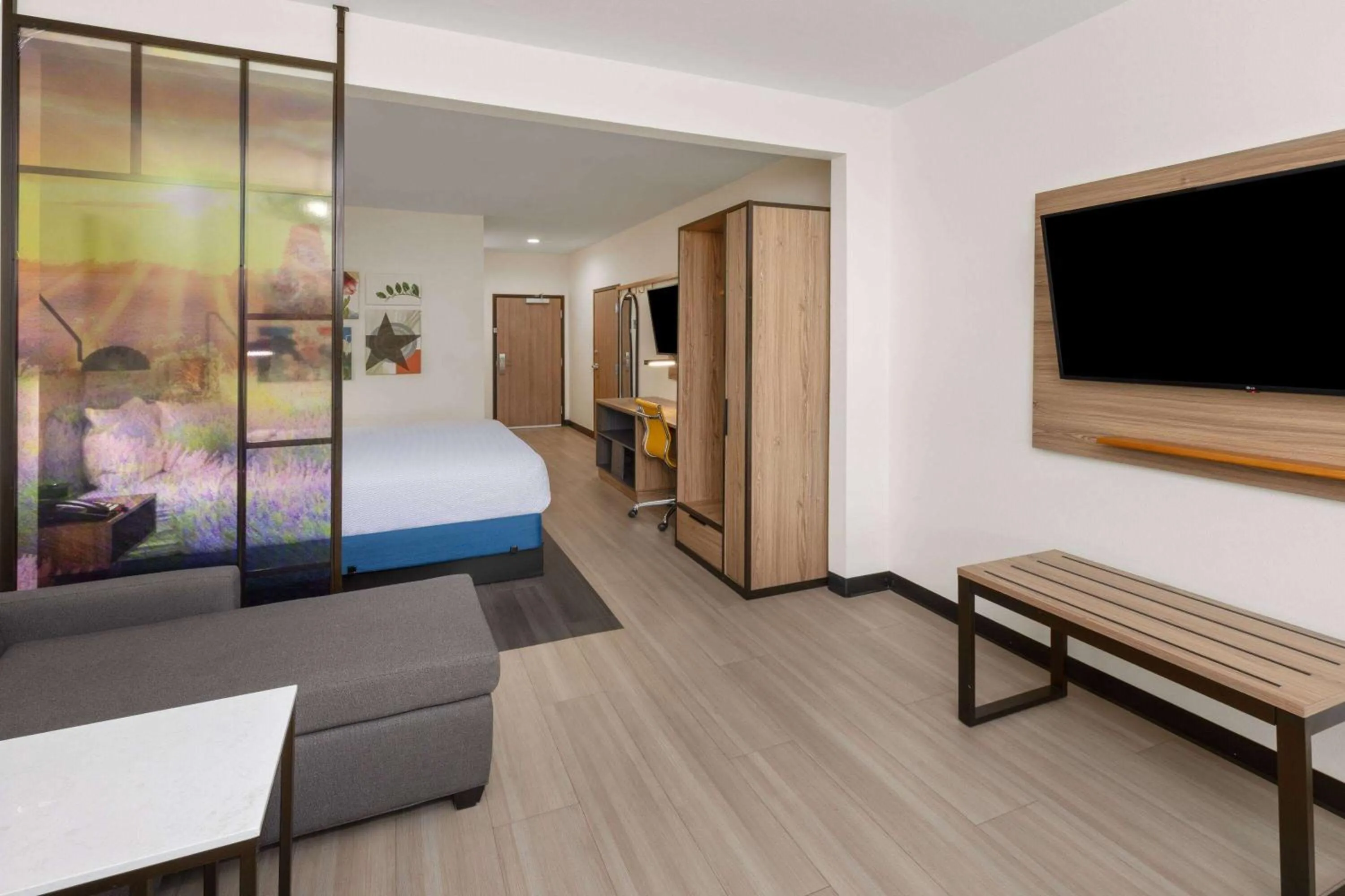 Bed in La Quinta Inn & Suites by Wyndham El Paso East Loop-375