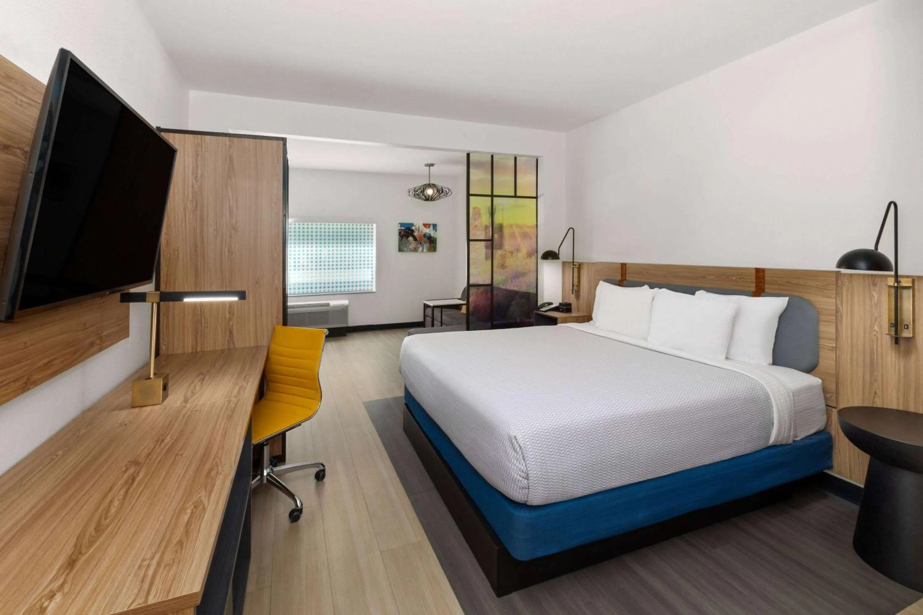 Bed in La Quinta Inn & Suites by Wyndham El Paso East Loop-375