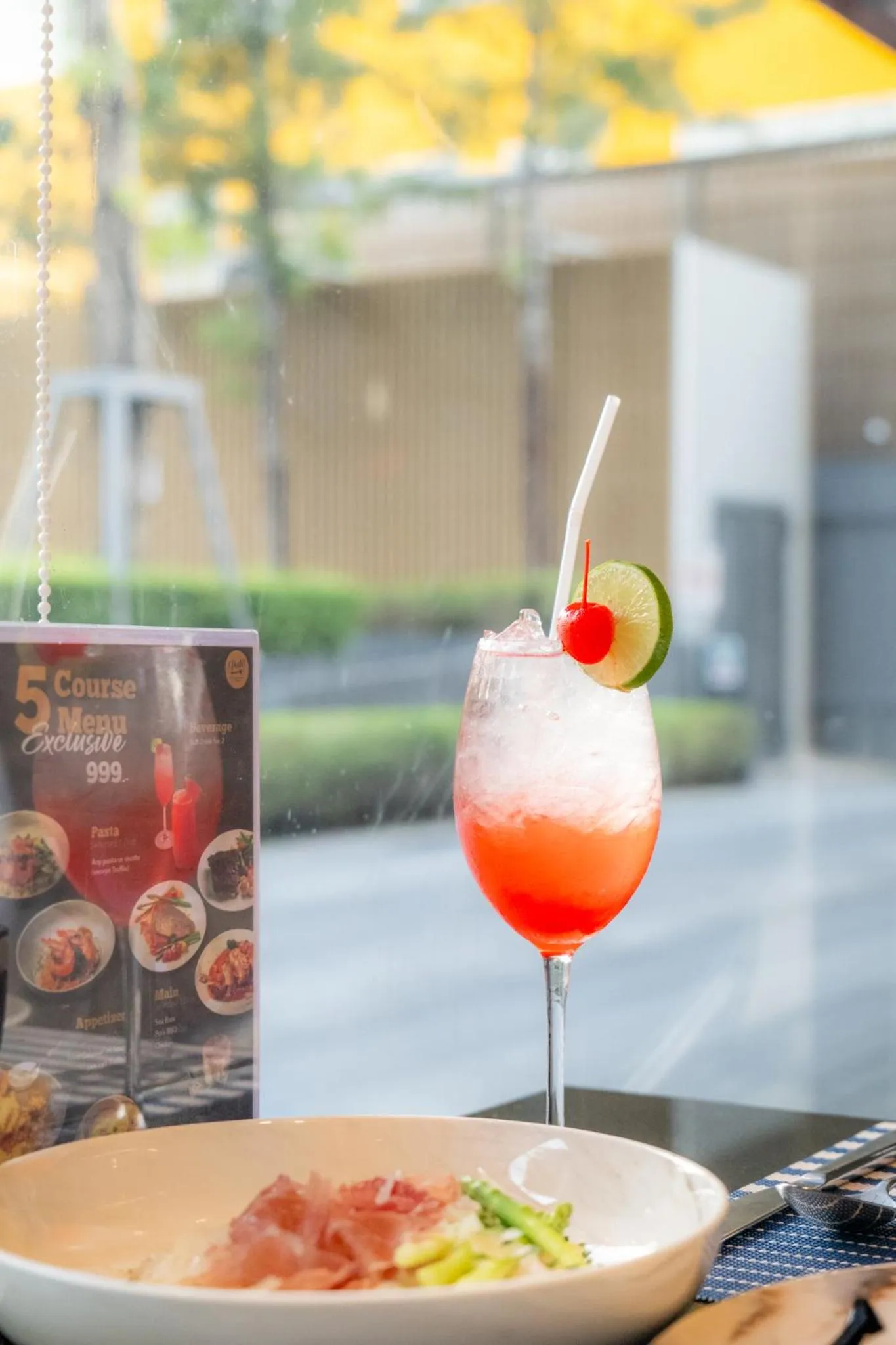 Restaurant/places to eat in Ramada By Wyndham Bangkok Sukhumvit 87