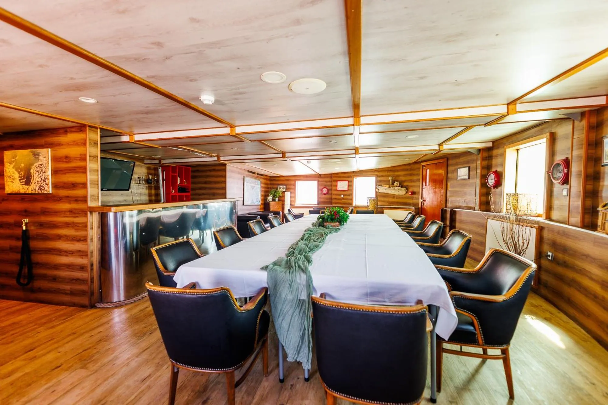 Business facilities in Botel Marina