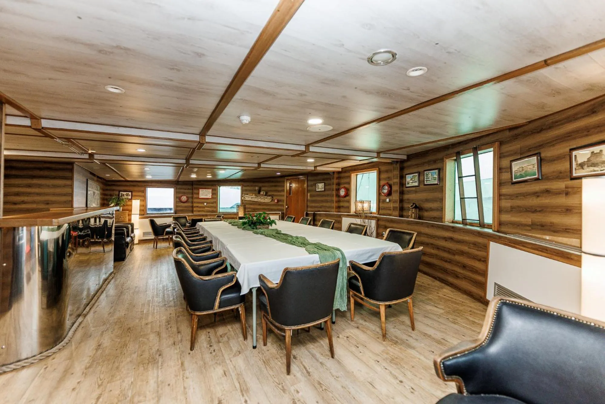 Business facilities in Botel Marina