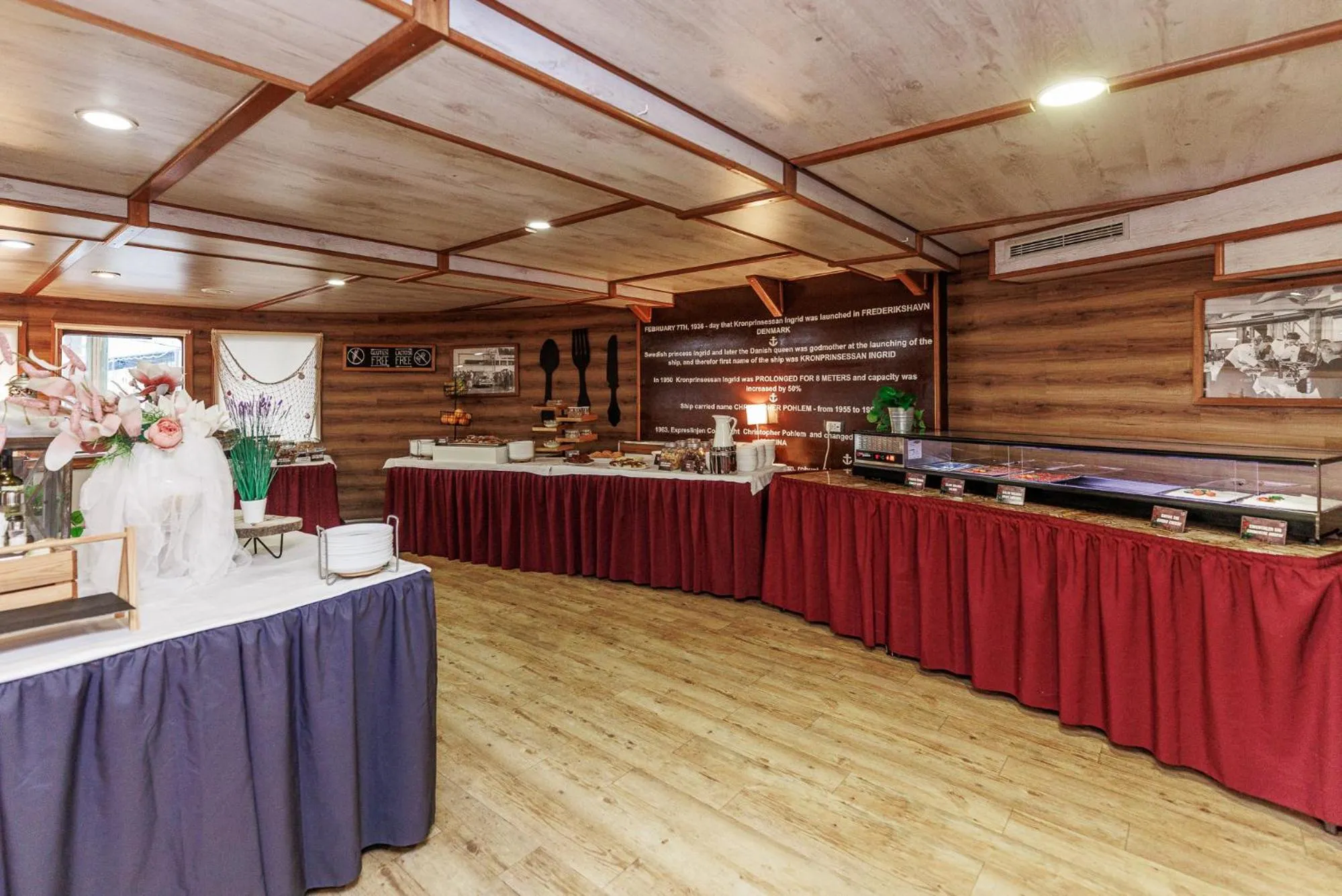 Food and drinks in Botel Marina