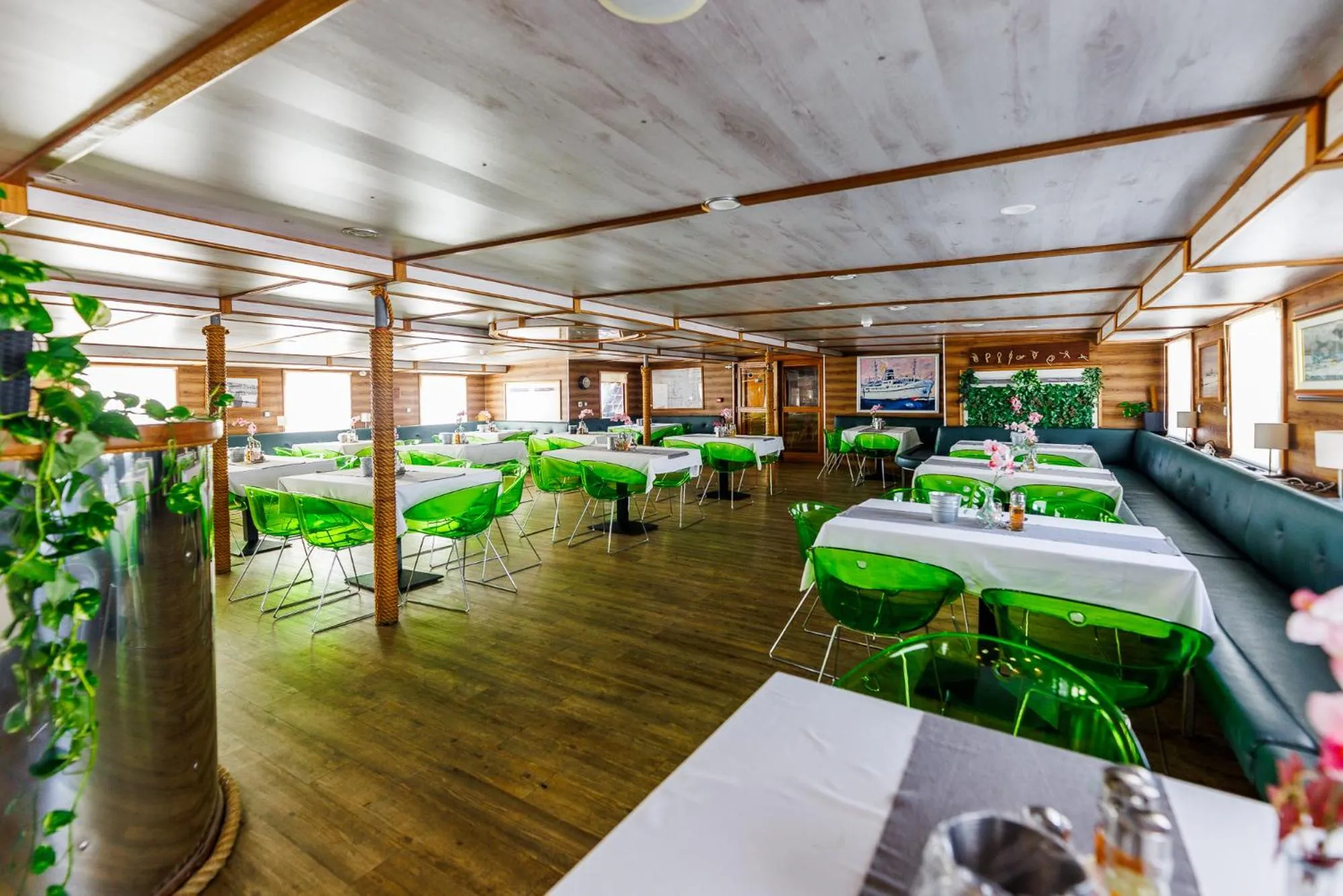 Restaurant/places to eat in Botel Marina