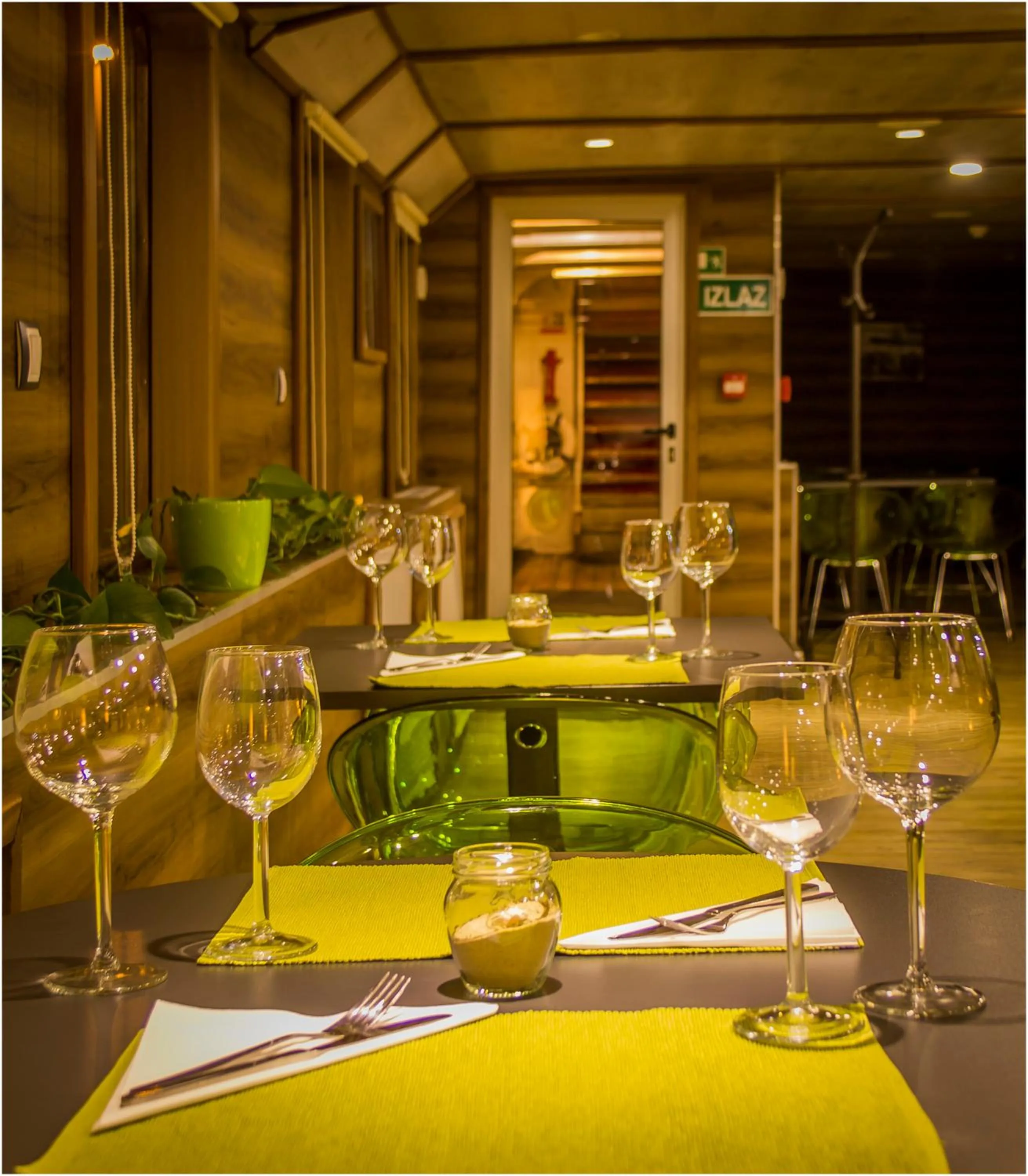 Restaurant/places to eat in Botel Marina