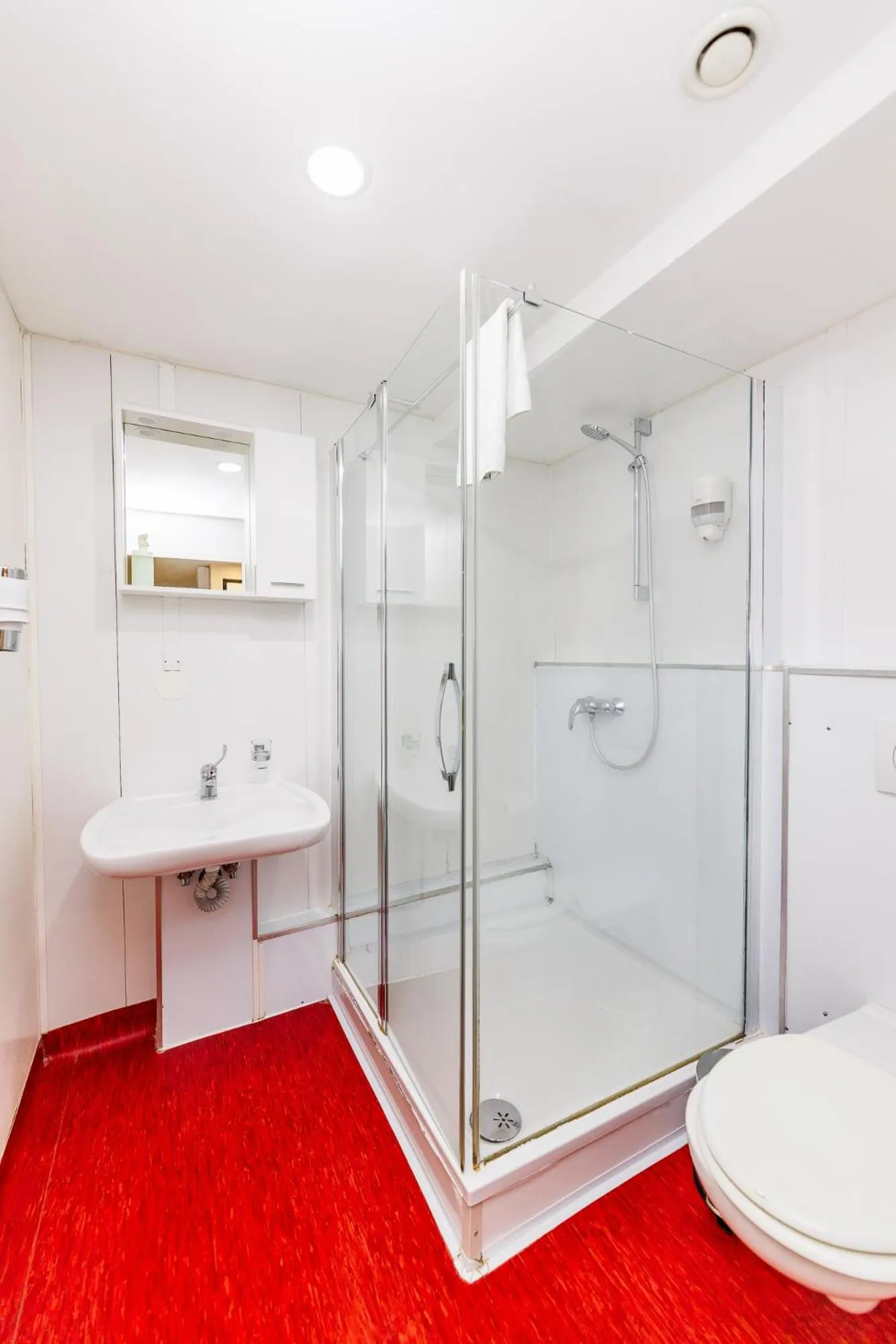 Shower in Botel Marina