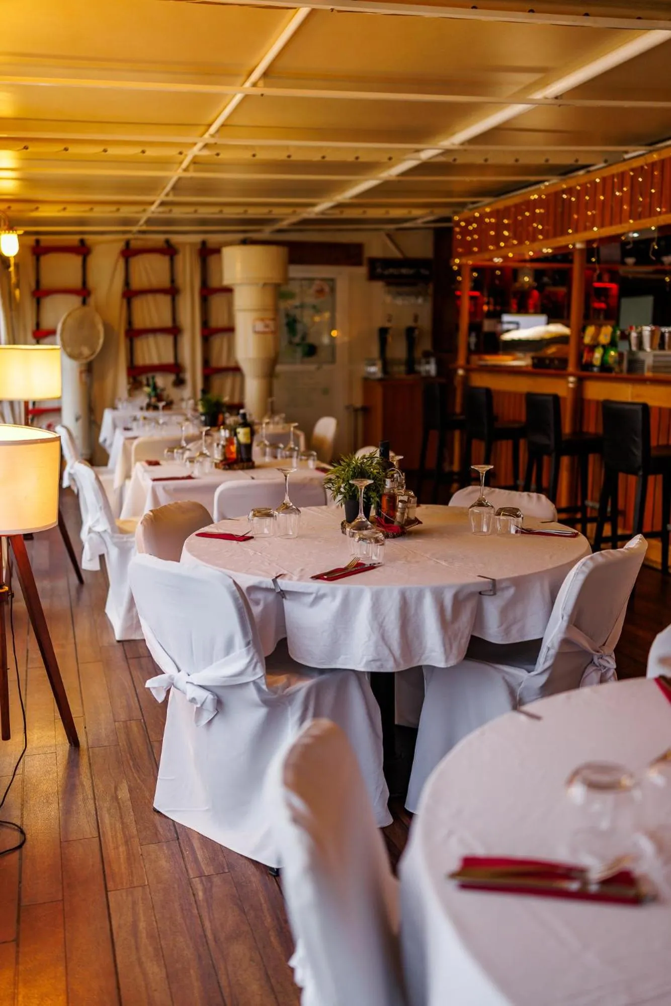 Restaurant/places to eat in Botel Marina