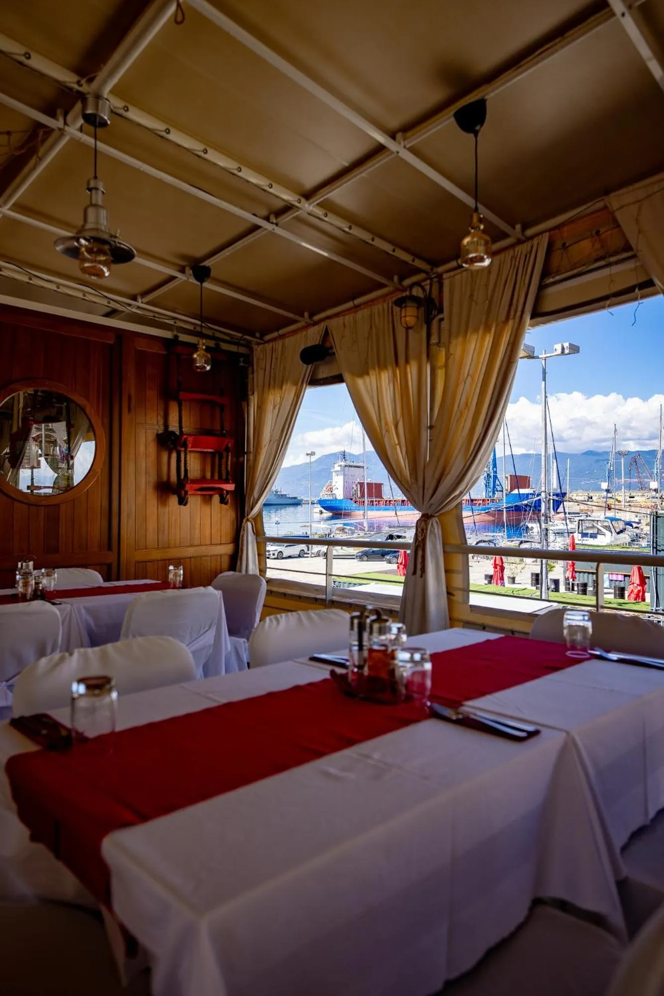 Restaurant/places to eat, Bed in Botel Marina