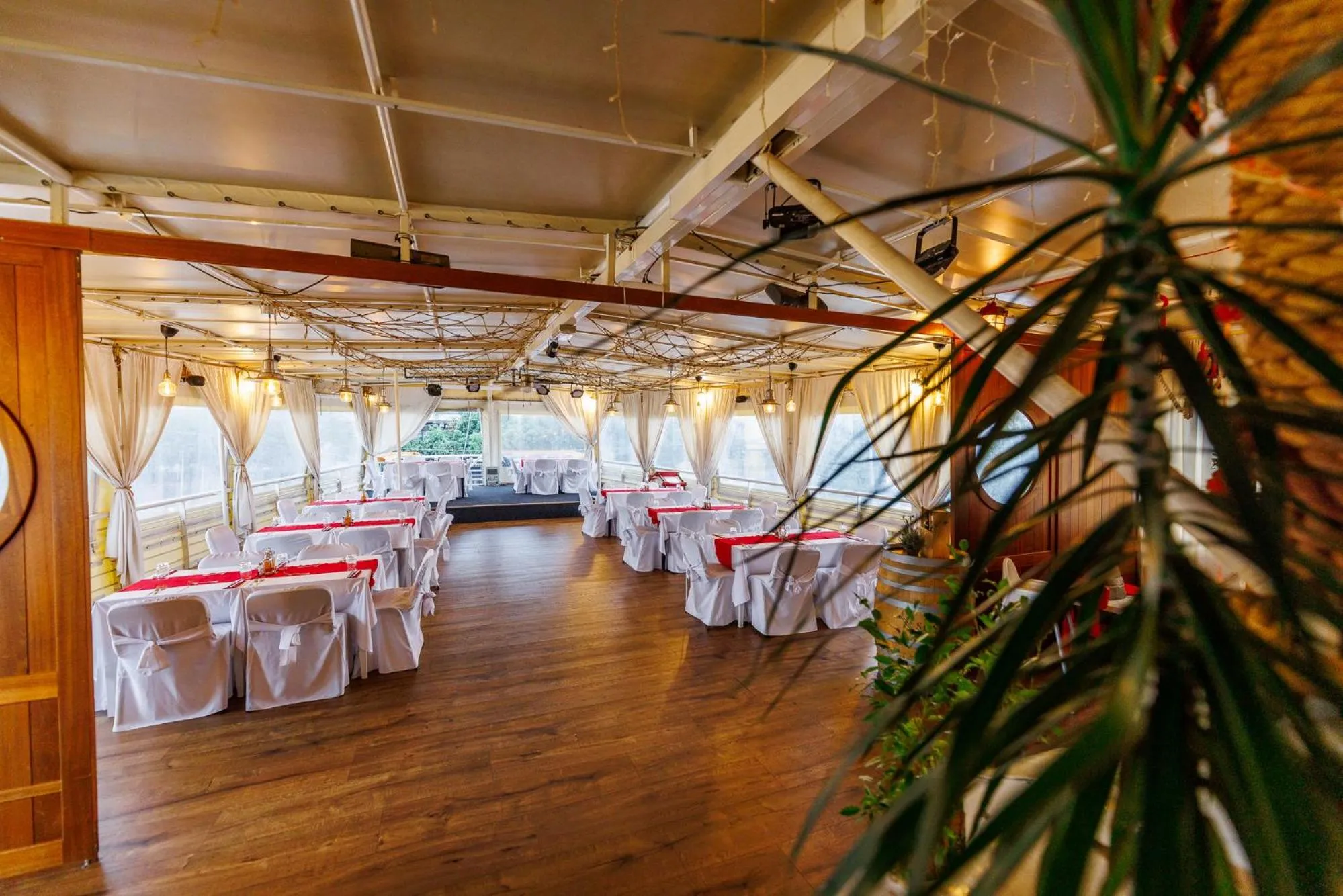 Restaurant/places to eat in Botel Marina