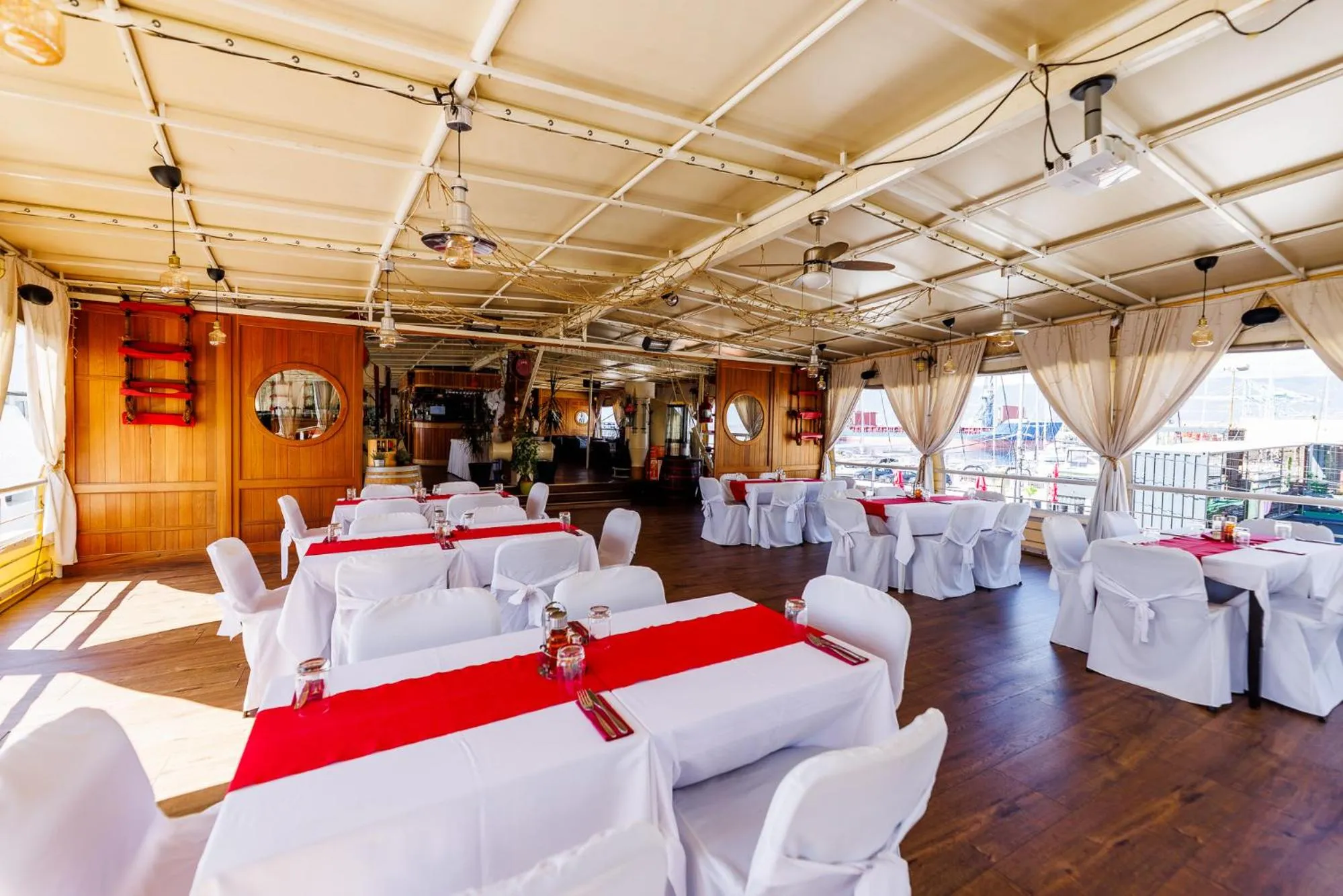 Restaurant/places to eat in Botel Marina