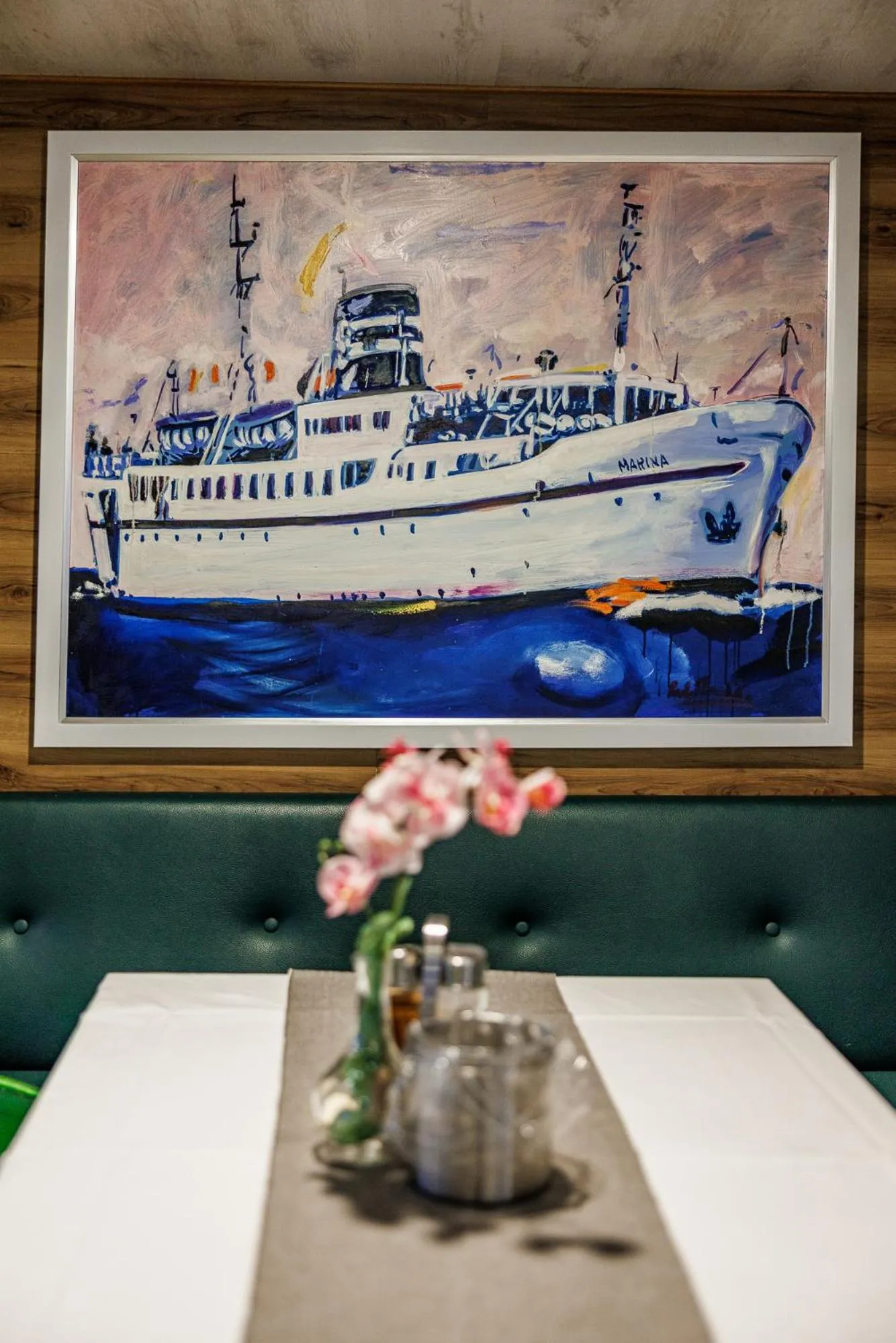 Restaurant/places to eat in Botel Marina