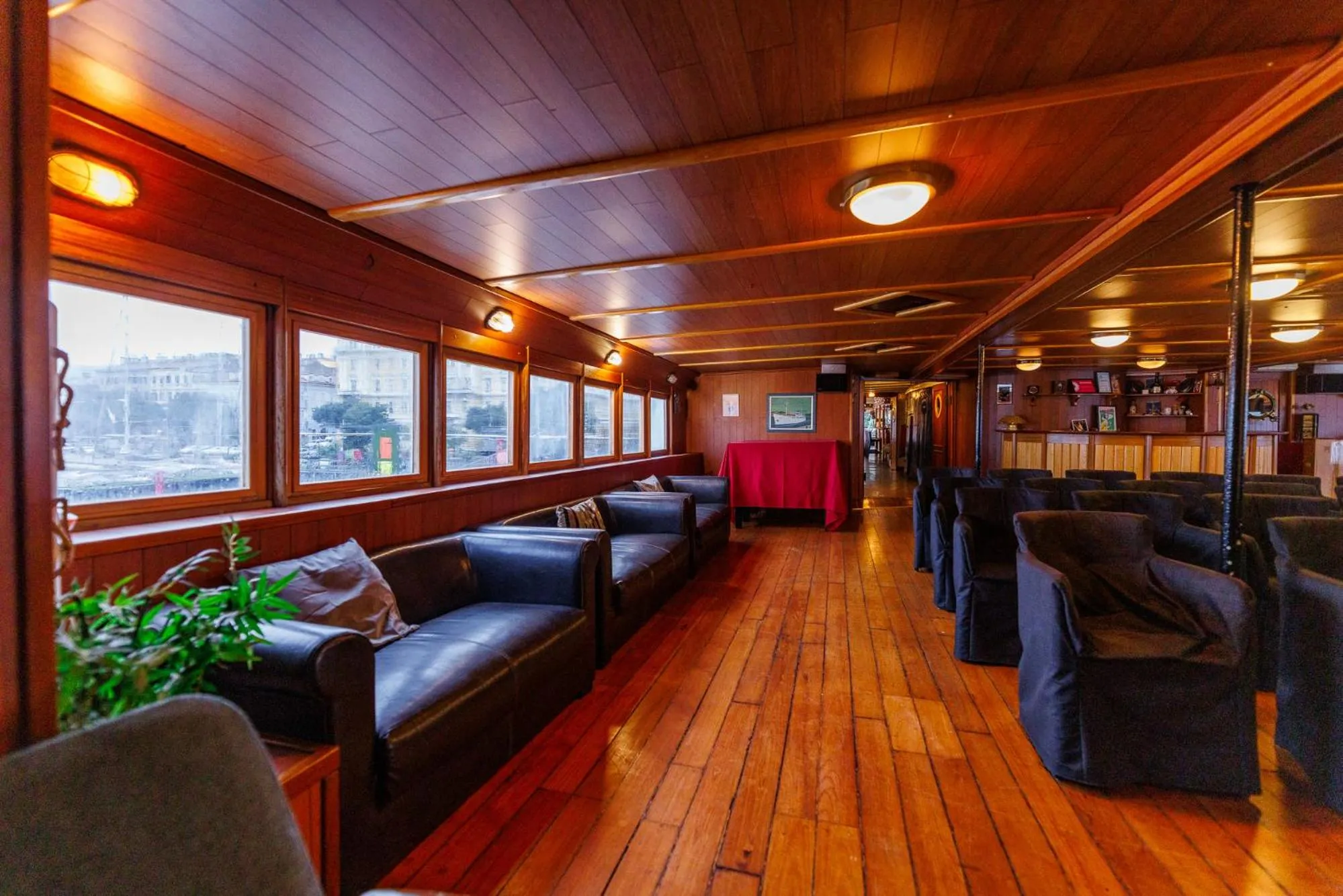 Business facilities in Botel Marina