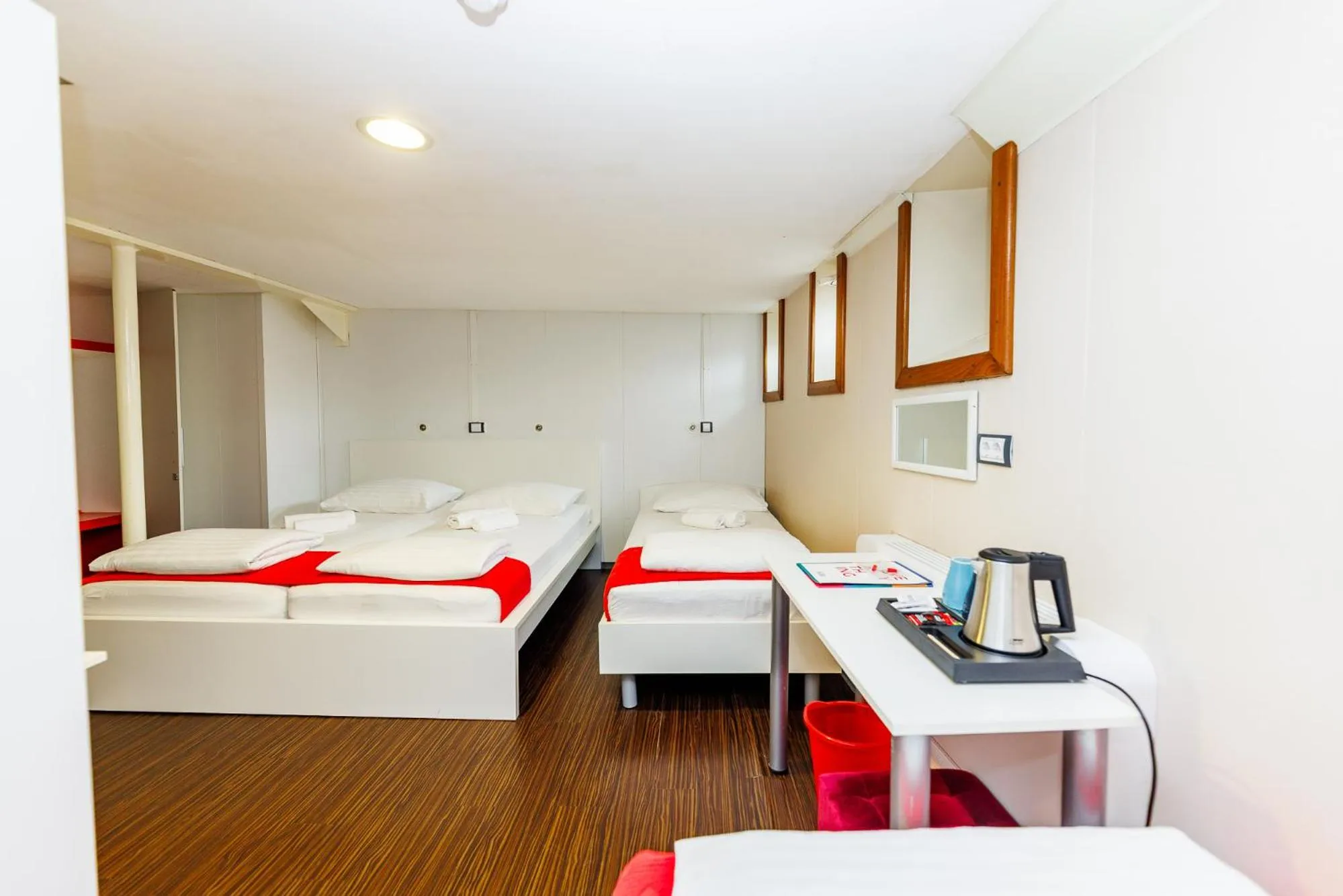 Coffee/tea facilities, Bed in Botel Marina