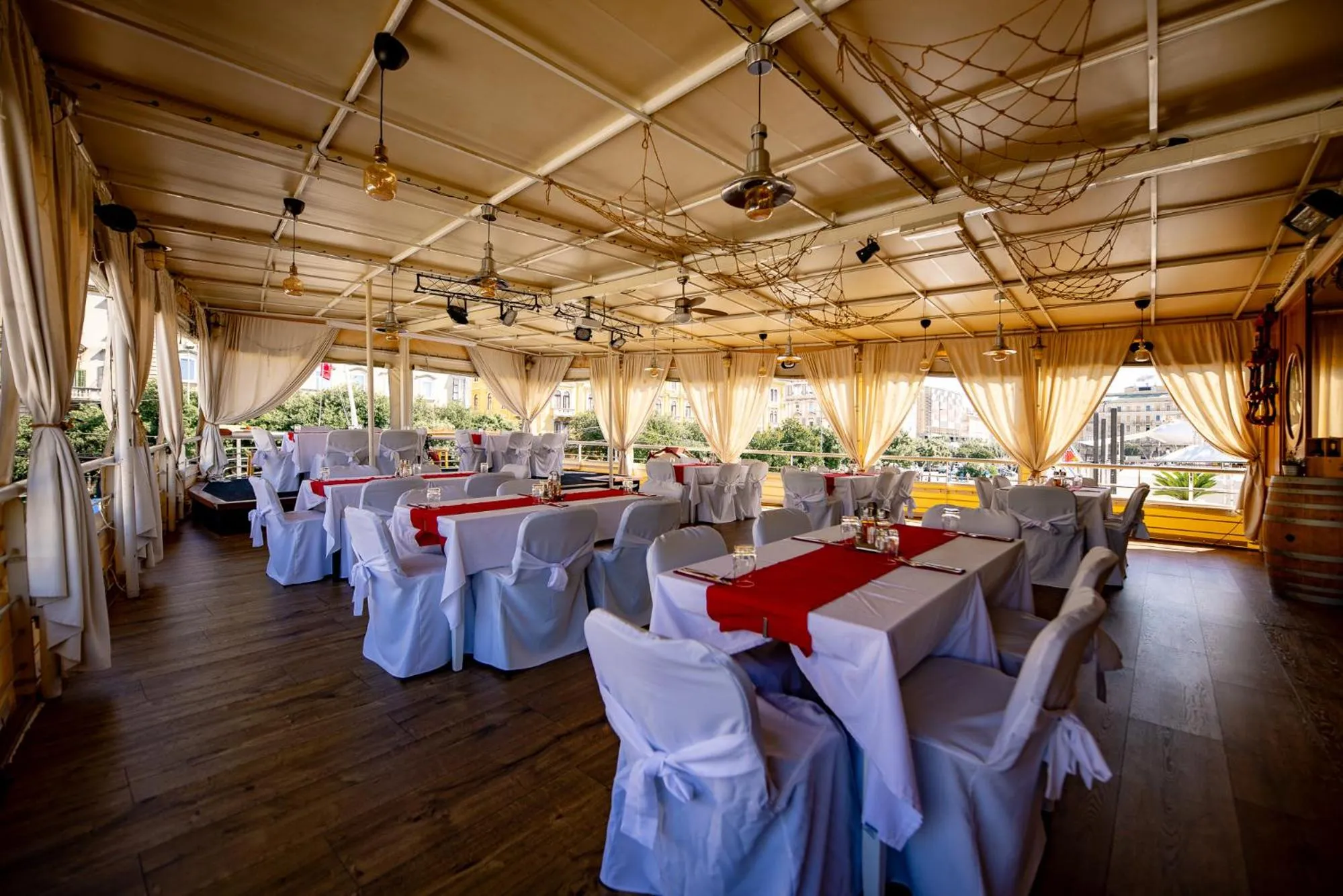 Restaurant/places to eat in Botel Marina