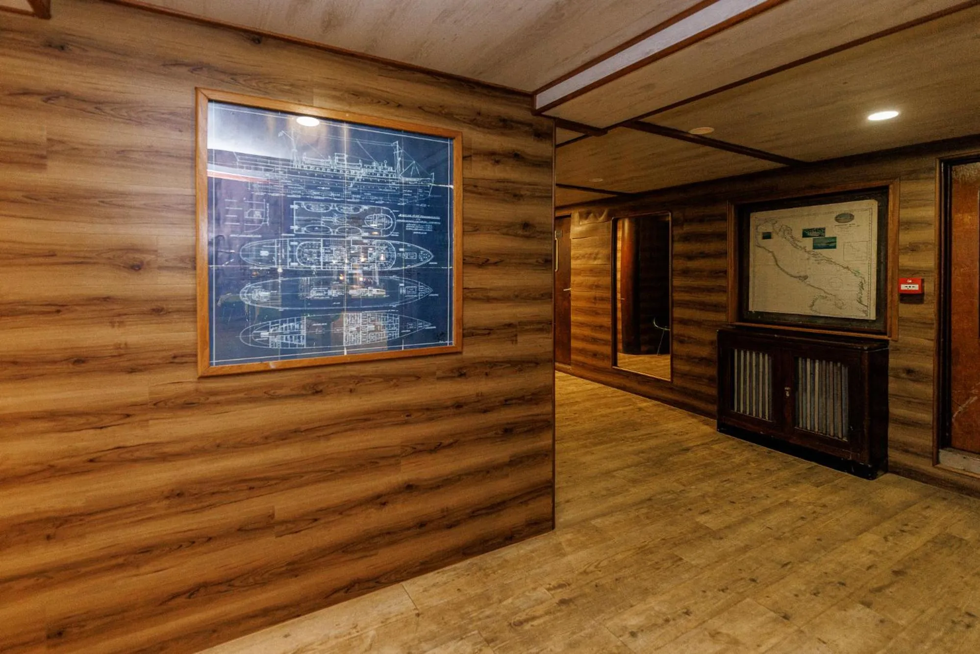 Restaurant/places to eat in Botel Marina