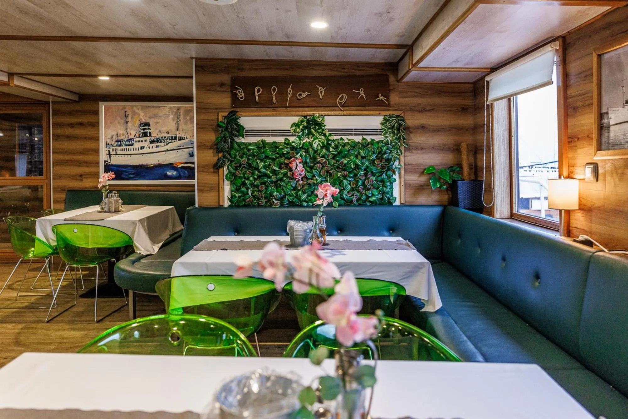 Restaurant/places to eat in Botel Marina