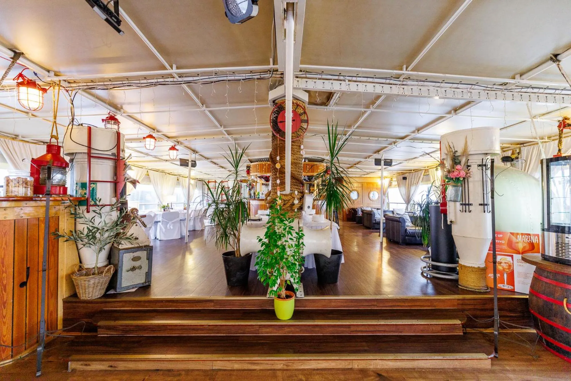 Restaurant/places to eat in Botel Marina