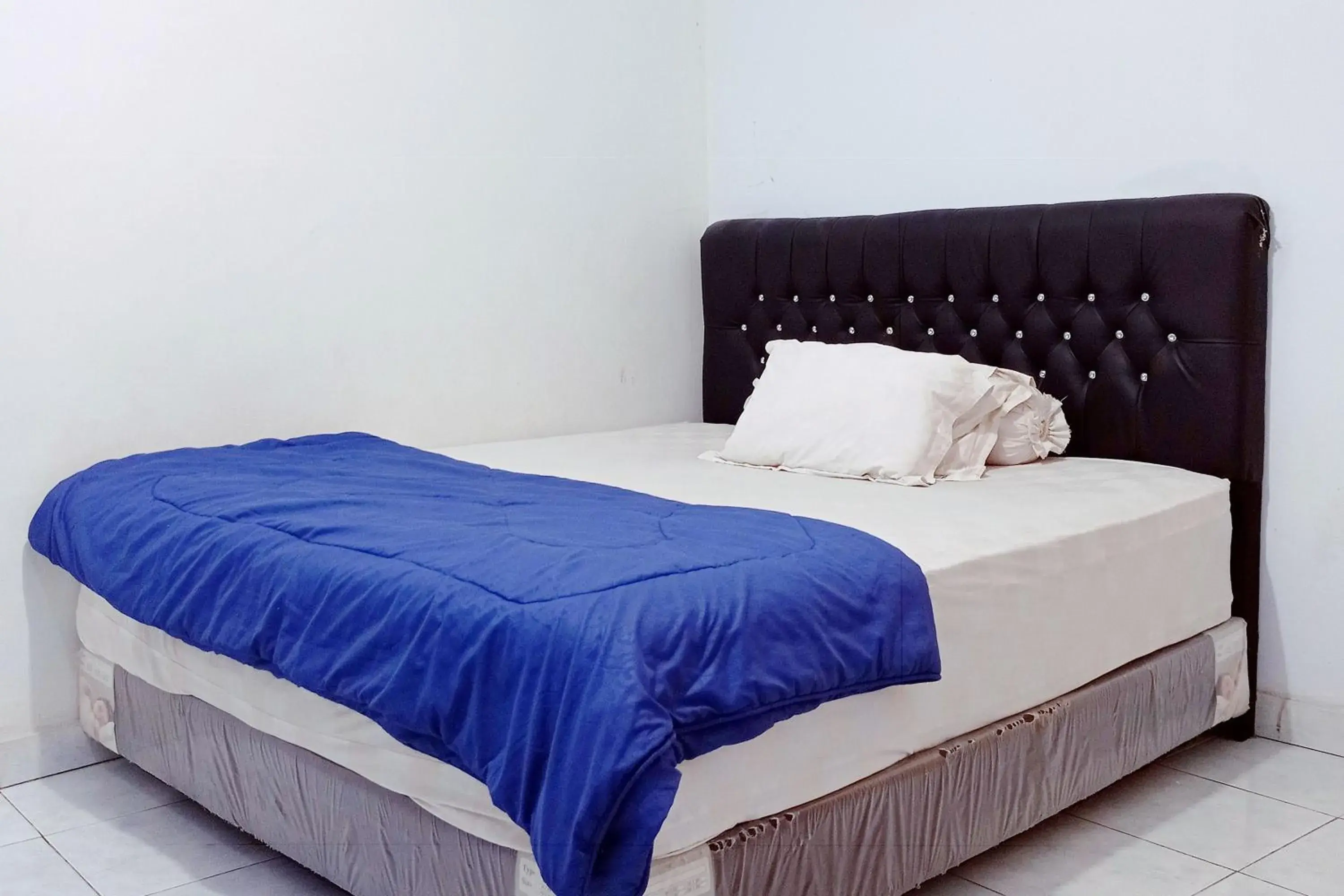 Standard Double Room in RedDoorz Syariah @ Wisma Soponyono Standard Double Room in RedDoorz Syariah @ Wisma Soponyono