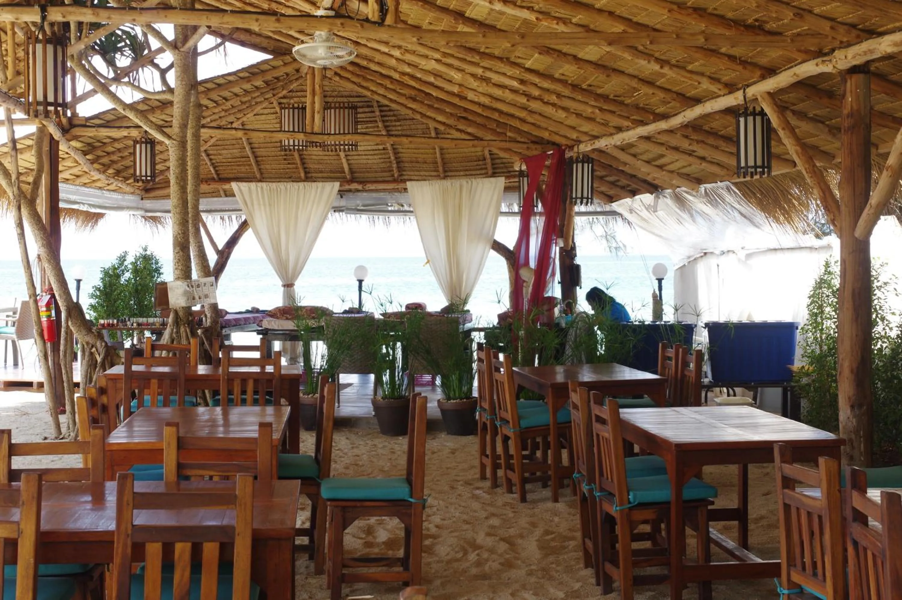 Restaurant/places to eat in Thai House Beach Resort