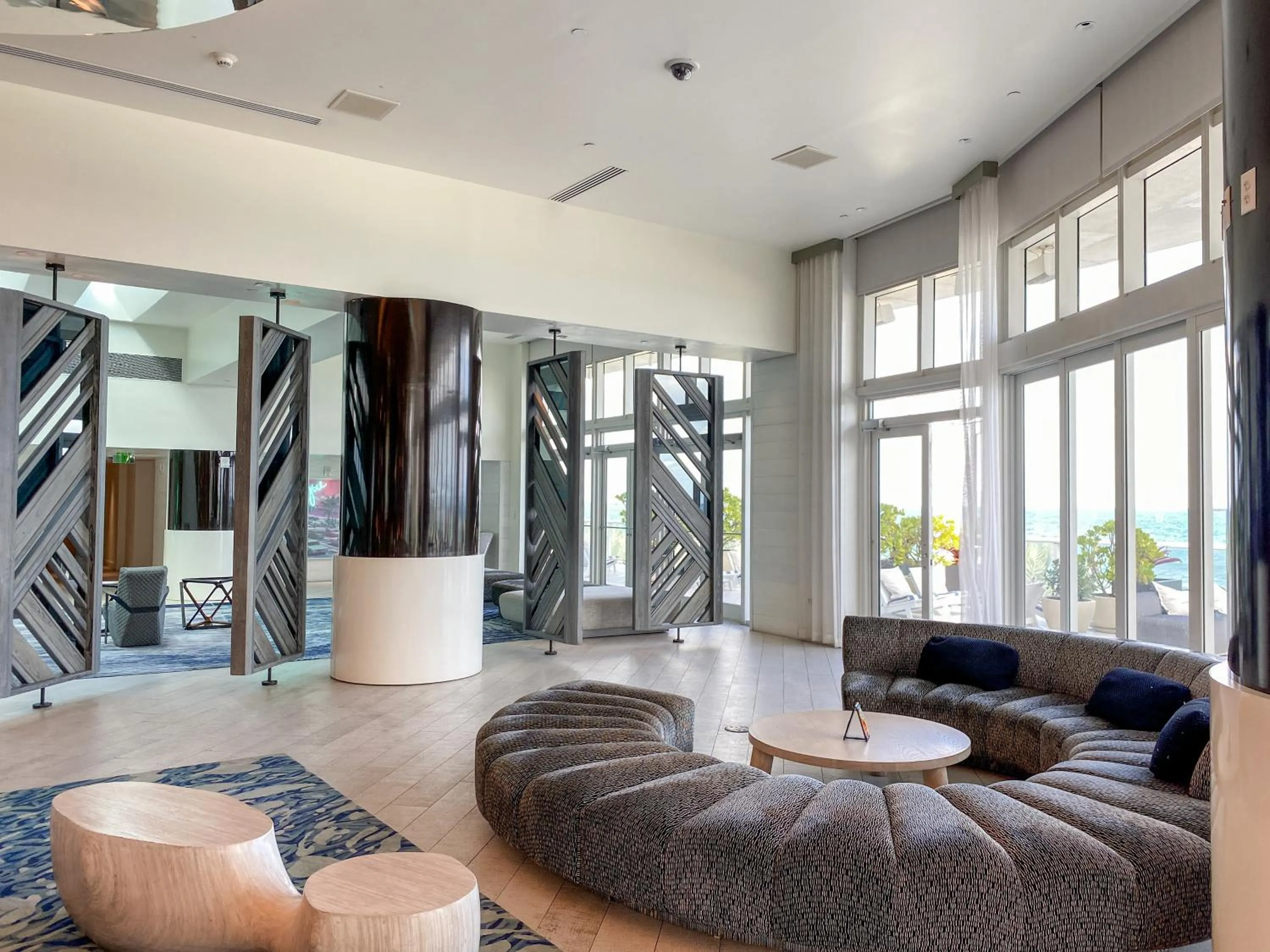 Lounge or bar in W Residences Fort Lauderdale Luxury Suites Across from Fort Lauderdale Beach