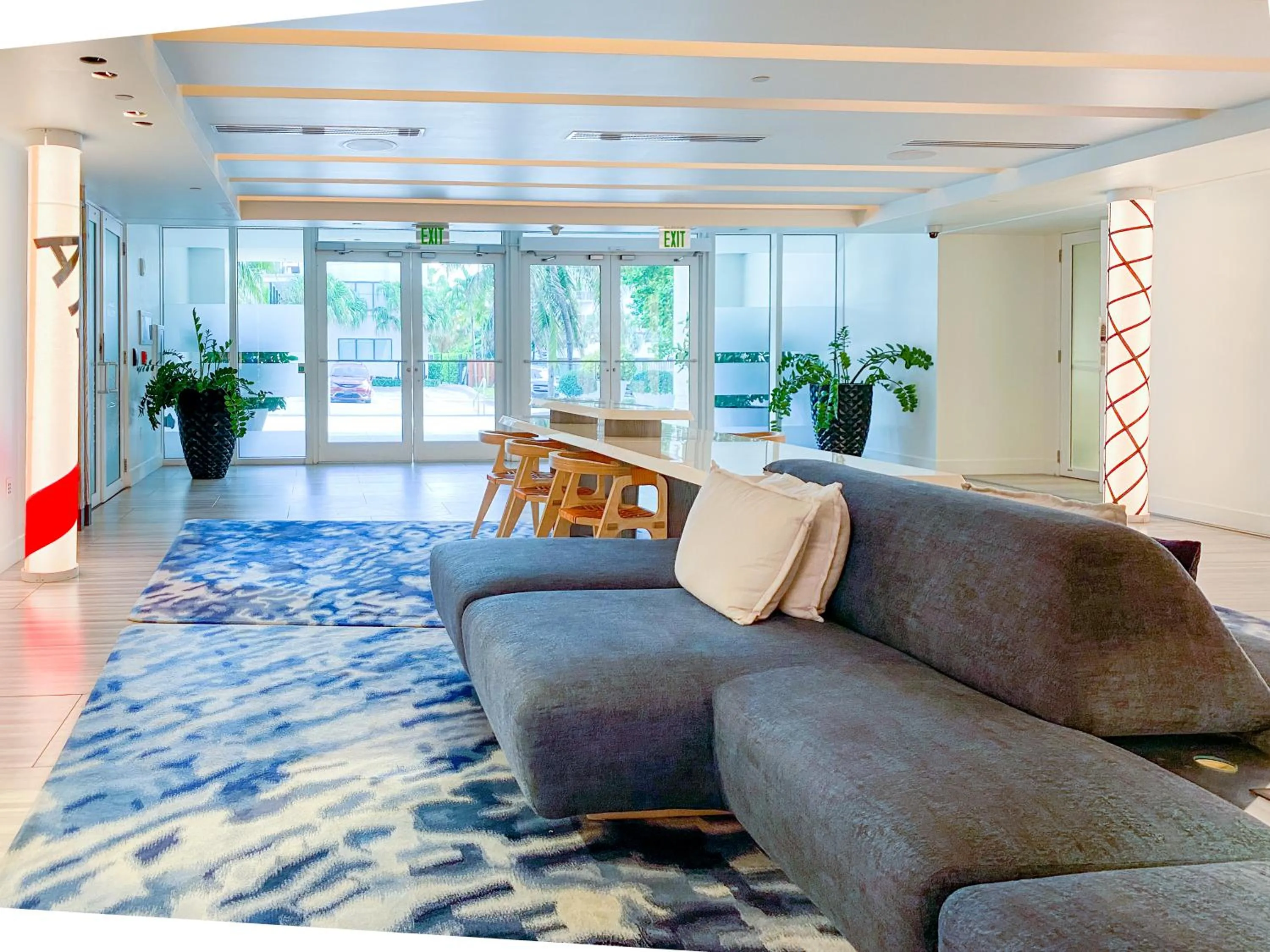 Lounge or bar in W Residences Fort Lauderdale Luxury Suites Across from Fort Lauderdale Beach