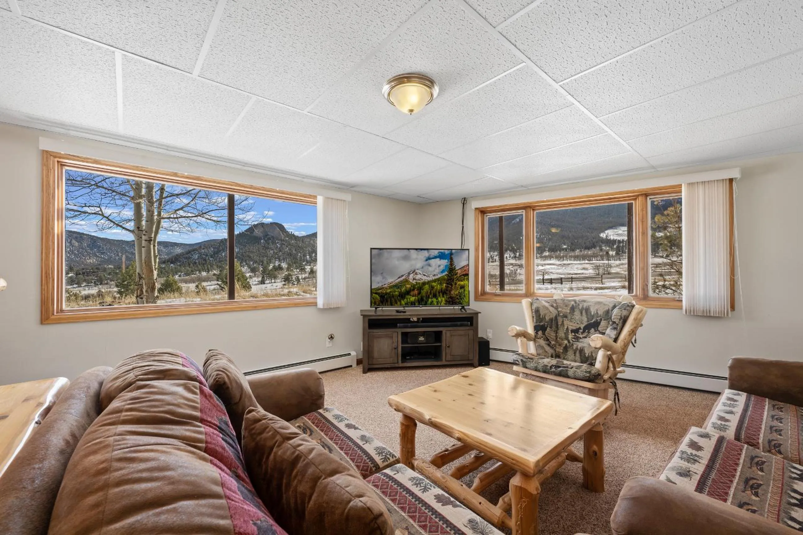 Lily Mountain Lodge - Amazing Mountains Views, Private Hot Tub, Great Location