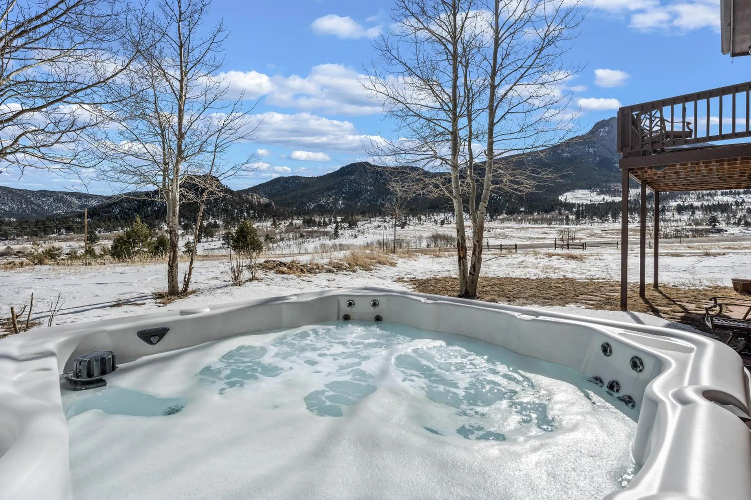 Lily Mountain Lodge - Amazing Mountains Views, Private Hot Tub, Great Location