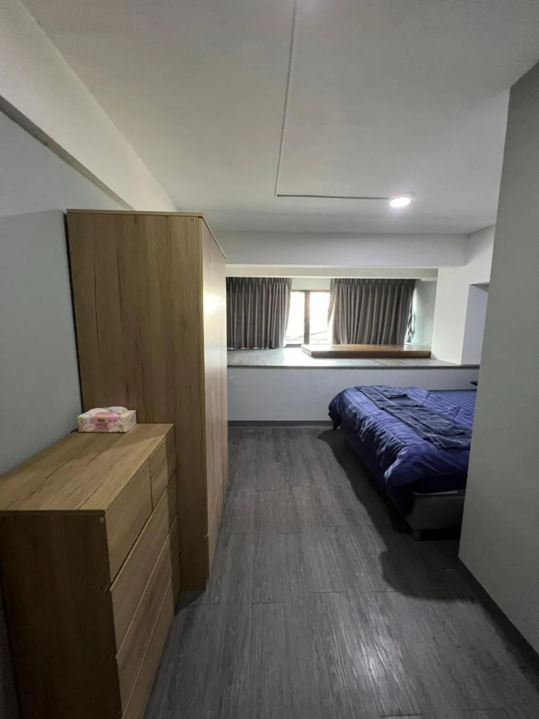 Photo of the whole room, Bed in W71