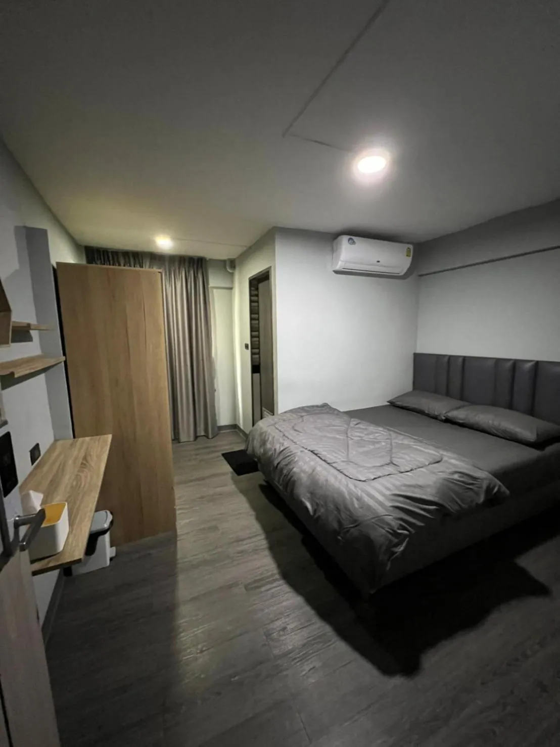 Photo of the whole room, Bed in W71