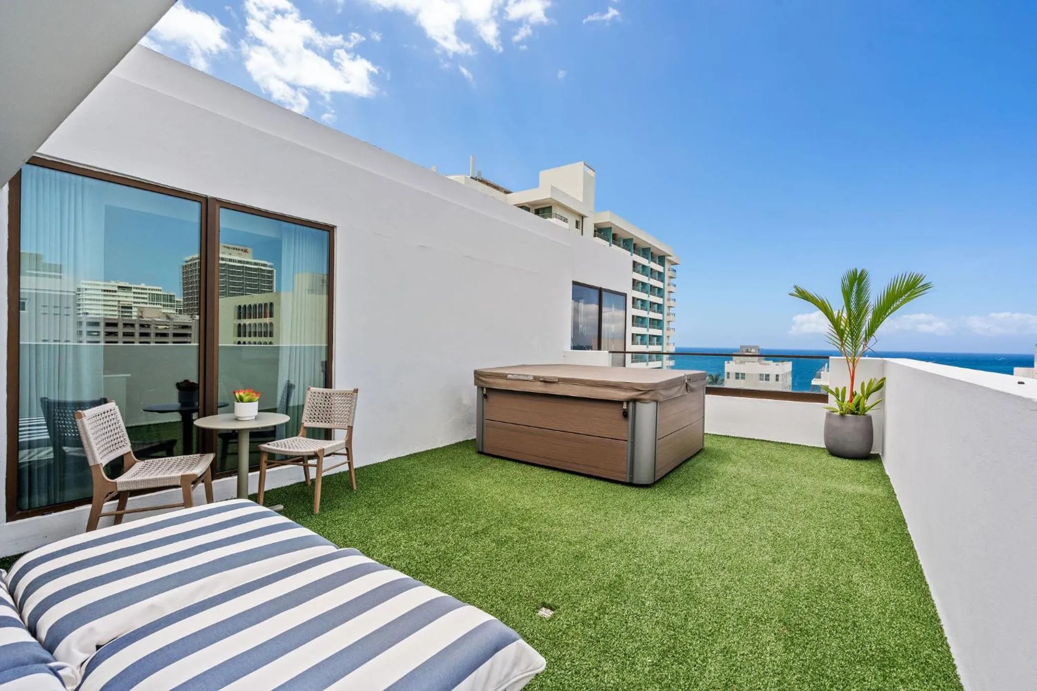 Patio in HiBird- Apartment and Suites Hotel