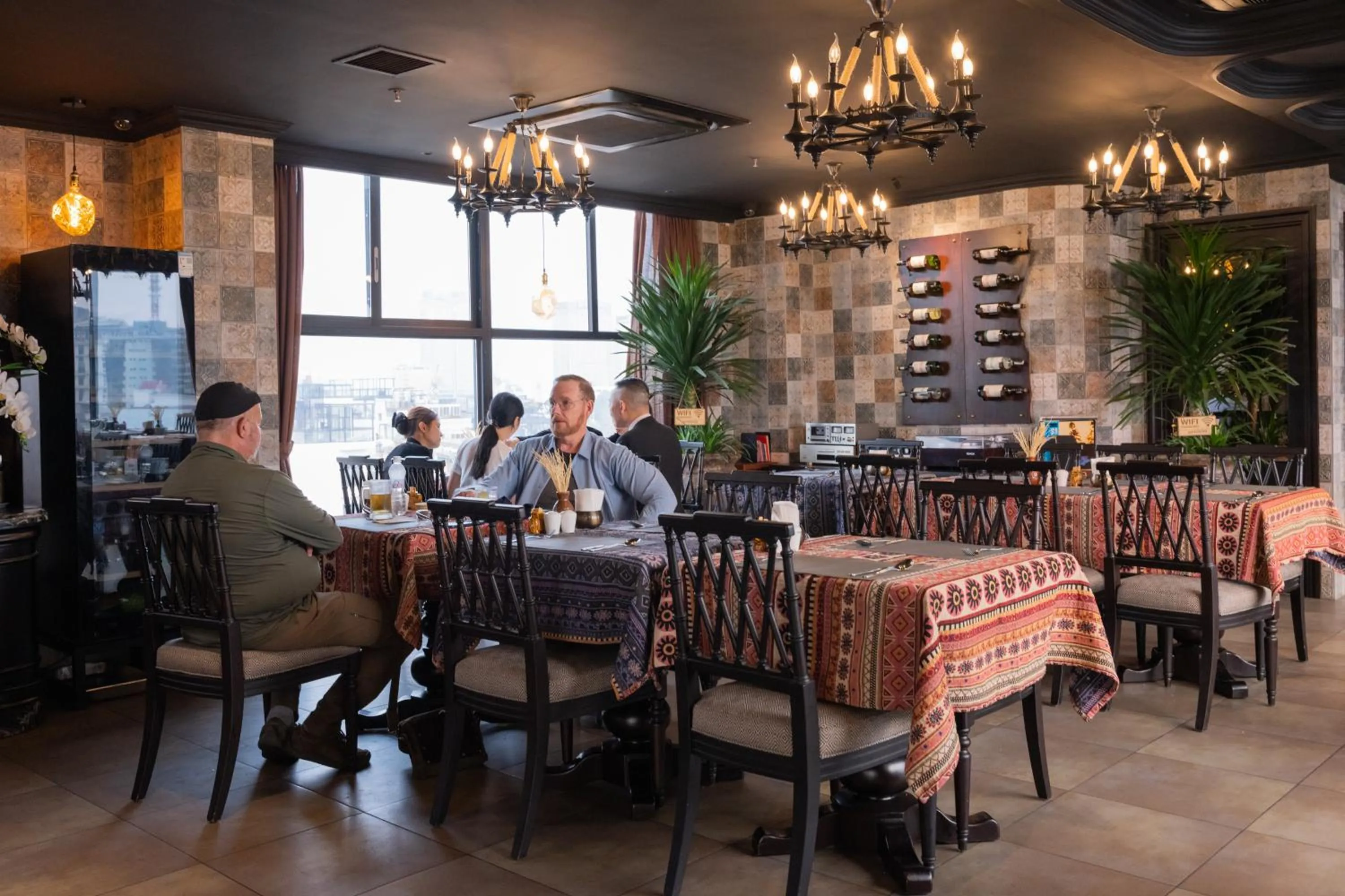 Restaurant/places to eat in LeaH Silk Hotel