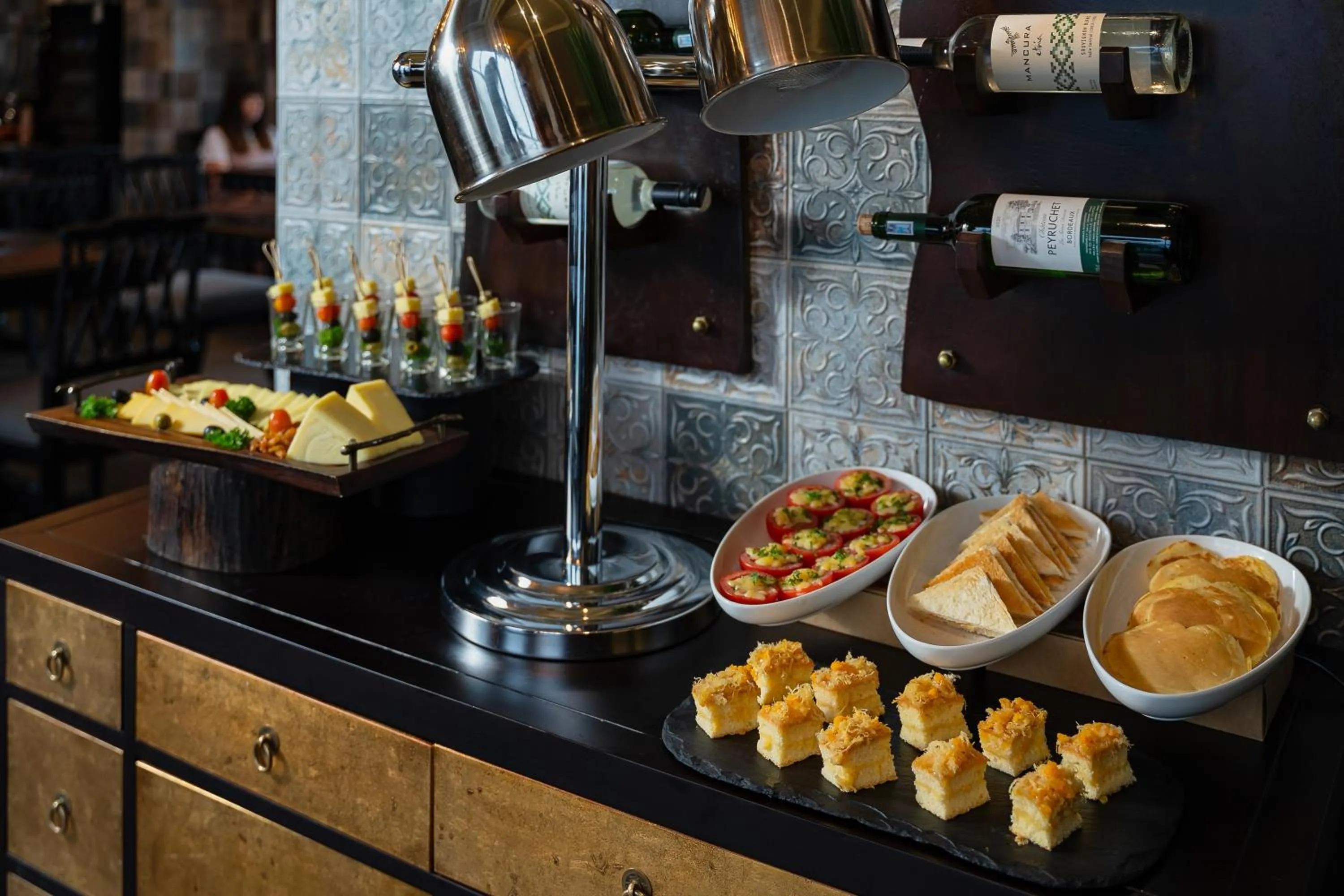 Restaurant/places to eat in LeaH Silk Hotel